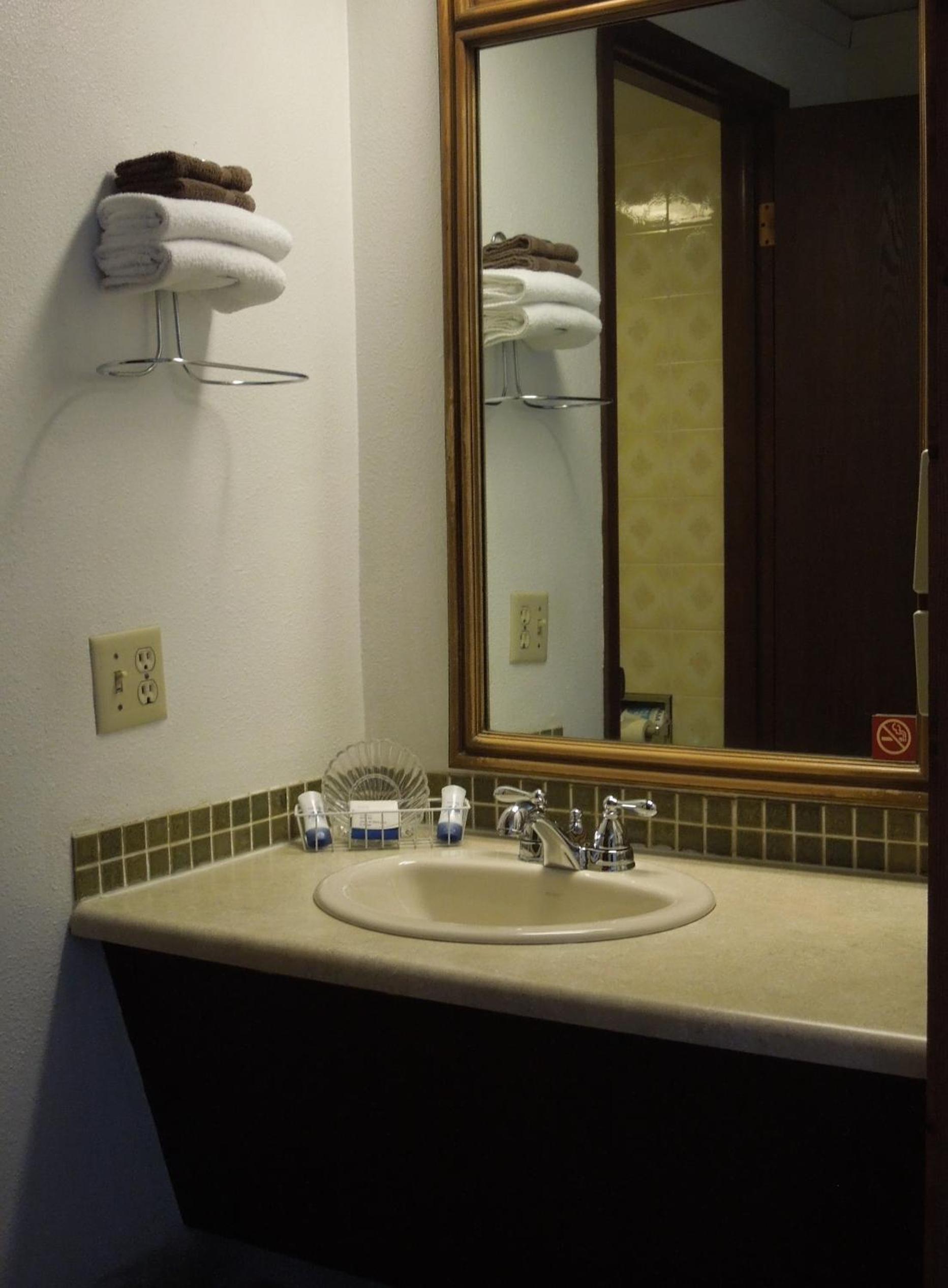 The Pines Motel photo 21