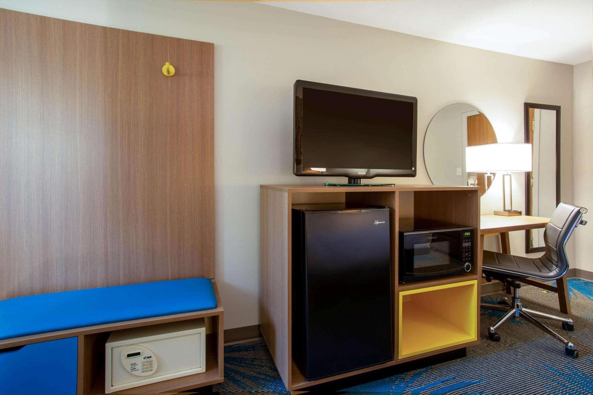 Days Inn by Wyndham Marquette photo 25