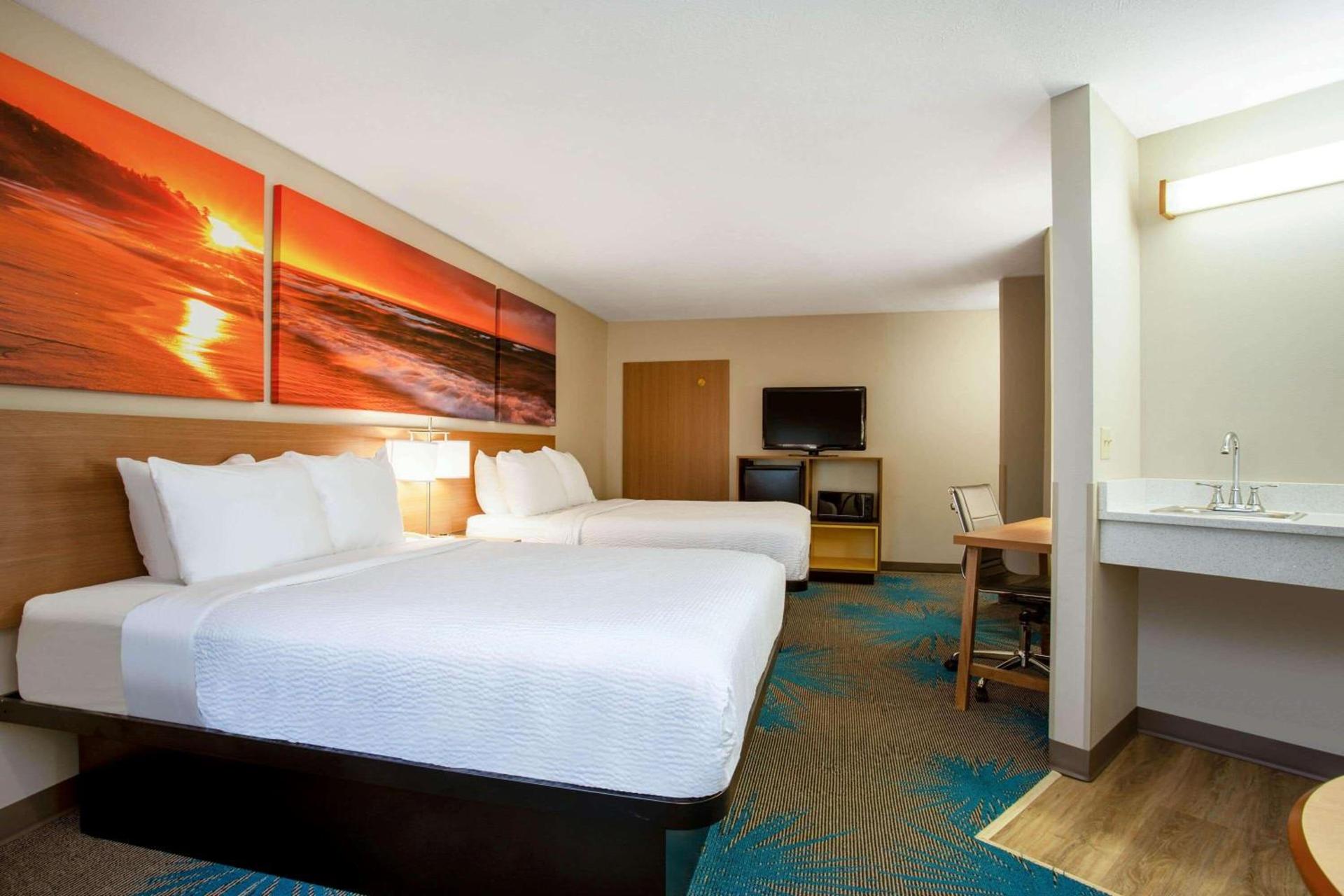 Days Inn by Wyndham Marquette photo 31