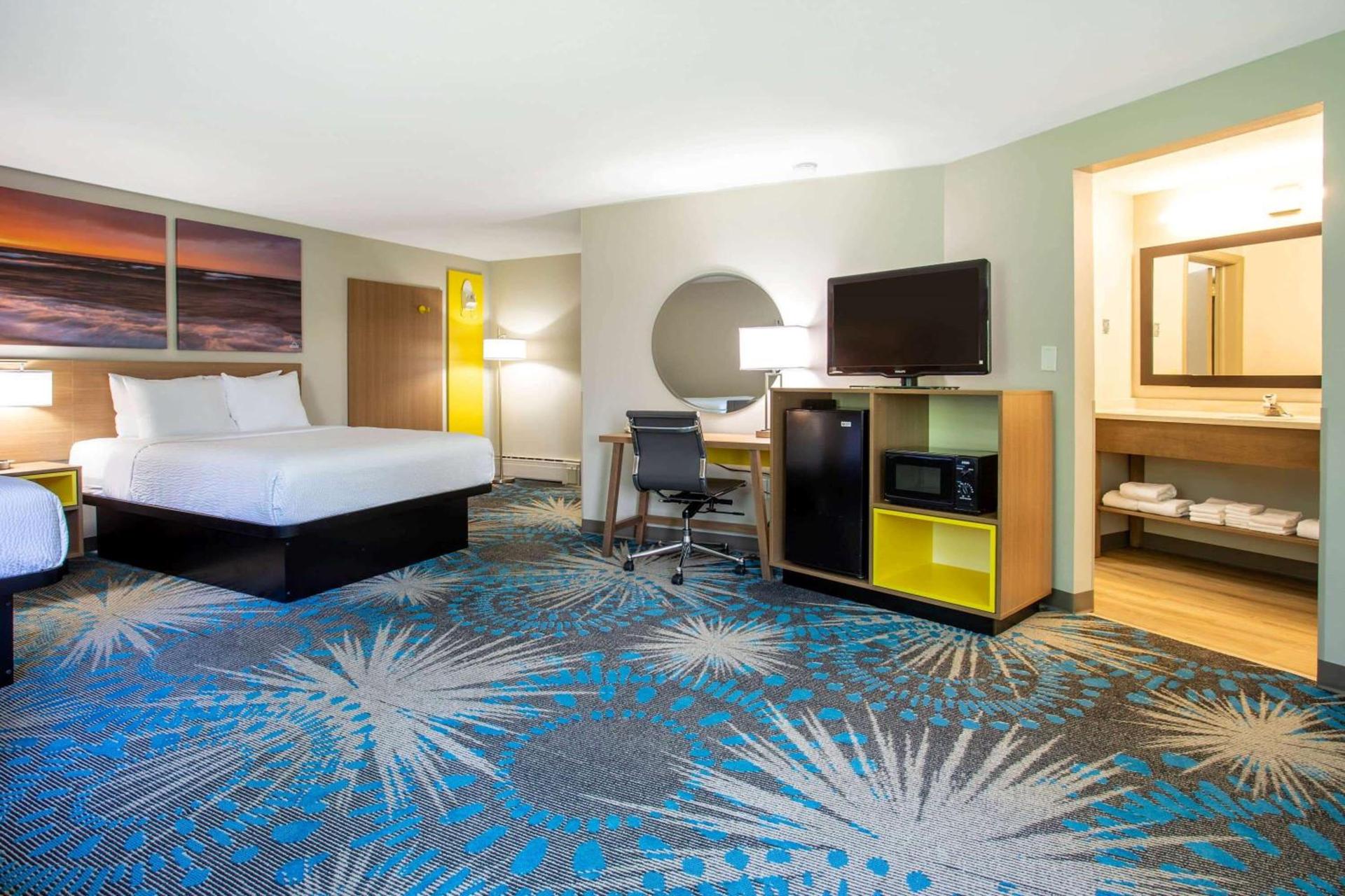 Days Inn by Wyndham Marquette photo 35