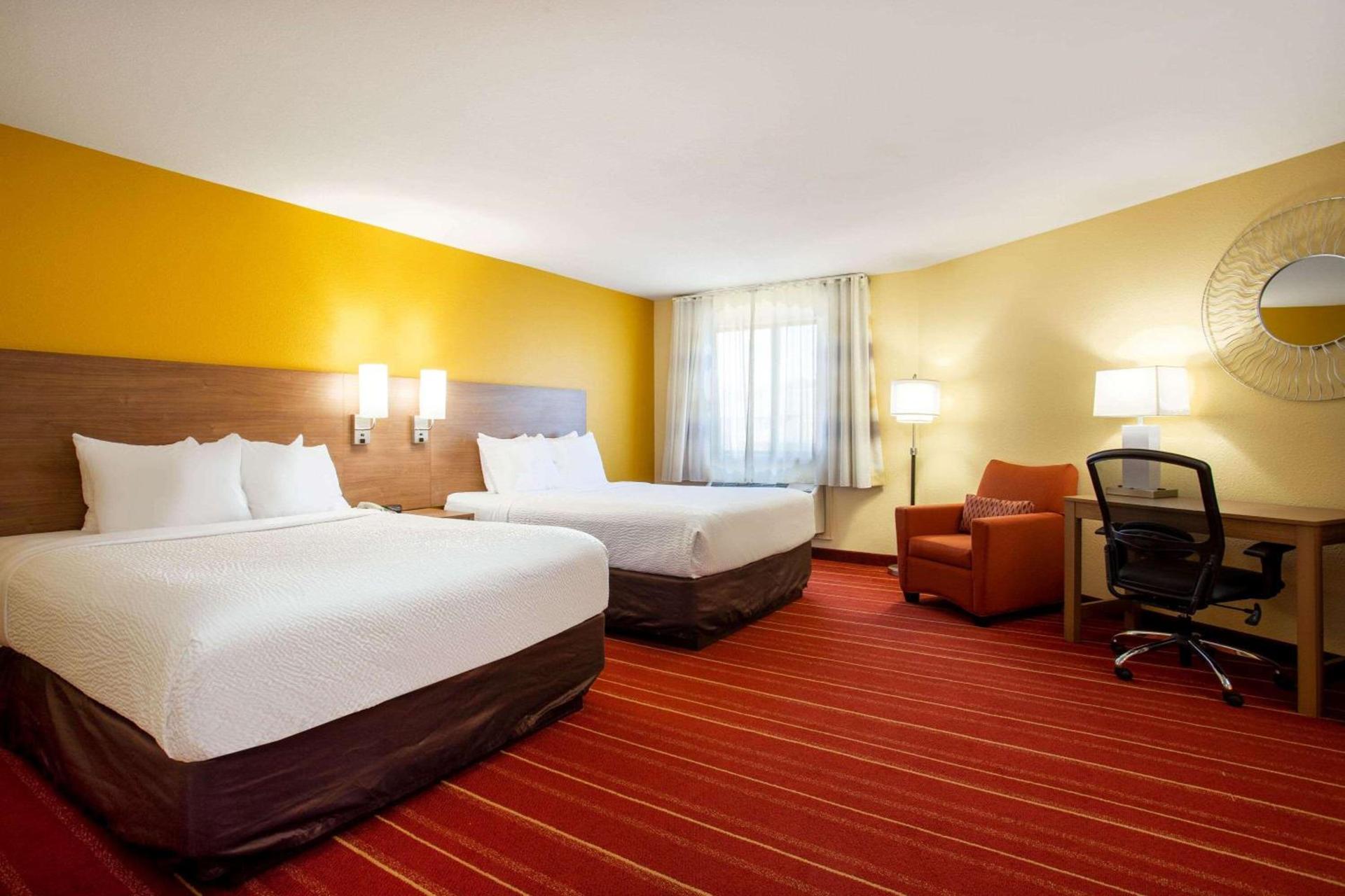 Days Inn by Wyndham Marquette photo 36