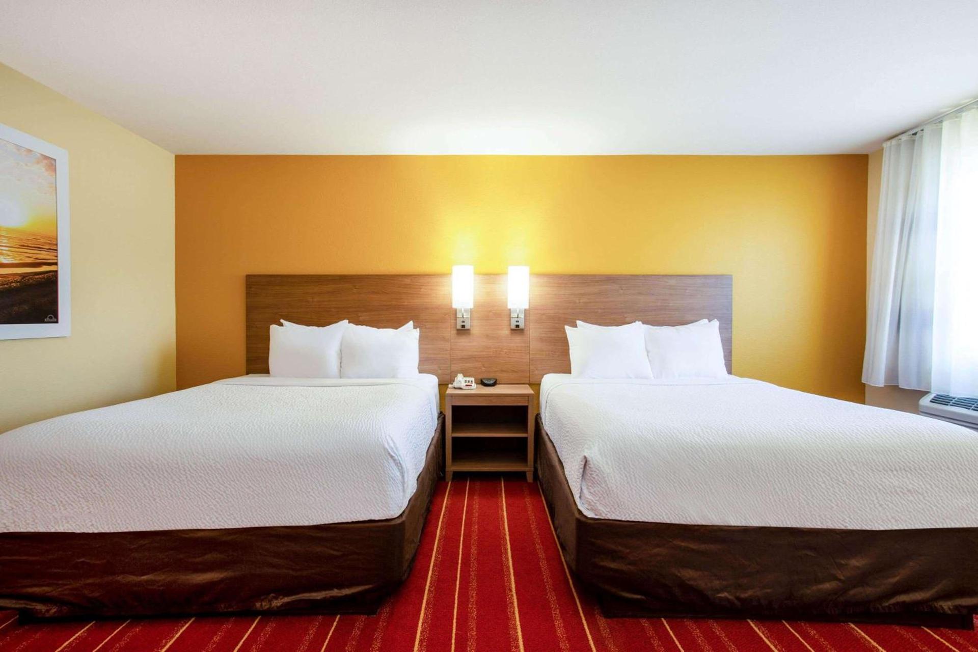 Days Inn by Wyndham Marquette photo 37