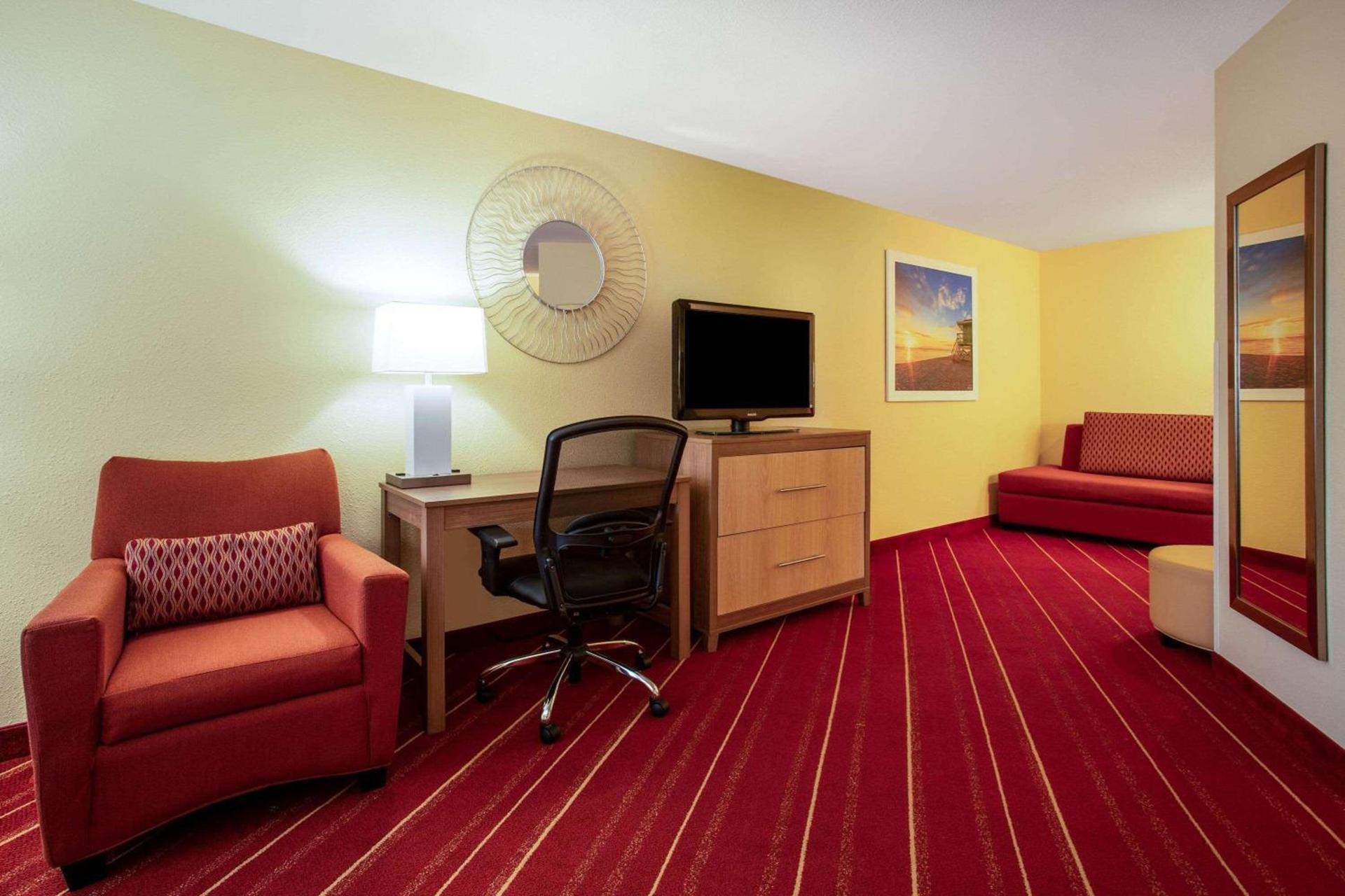 Days Inn by Wyndham Marquette photo 38