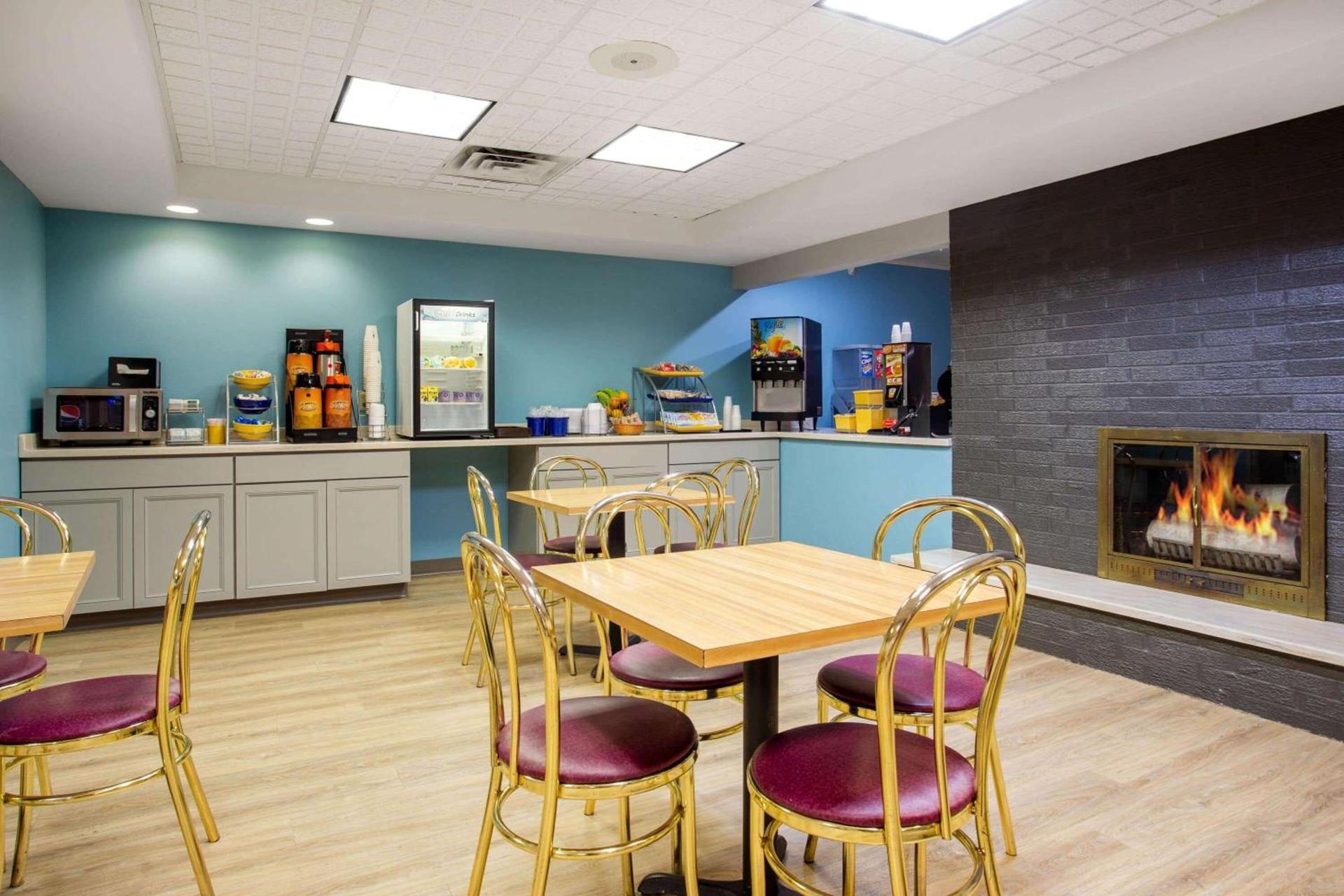 Days Inn by Wyndham Marquette photo 41