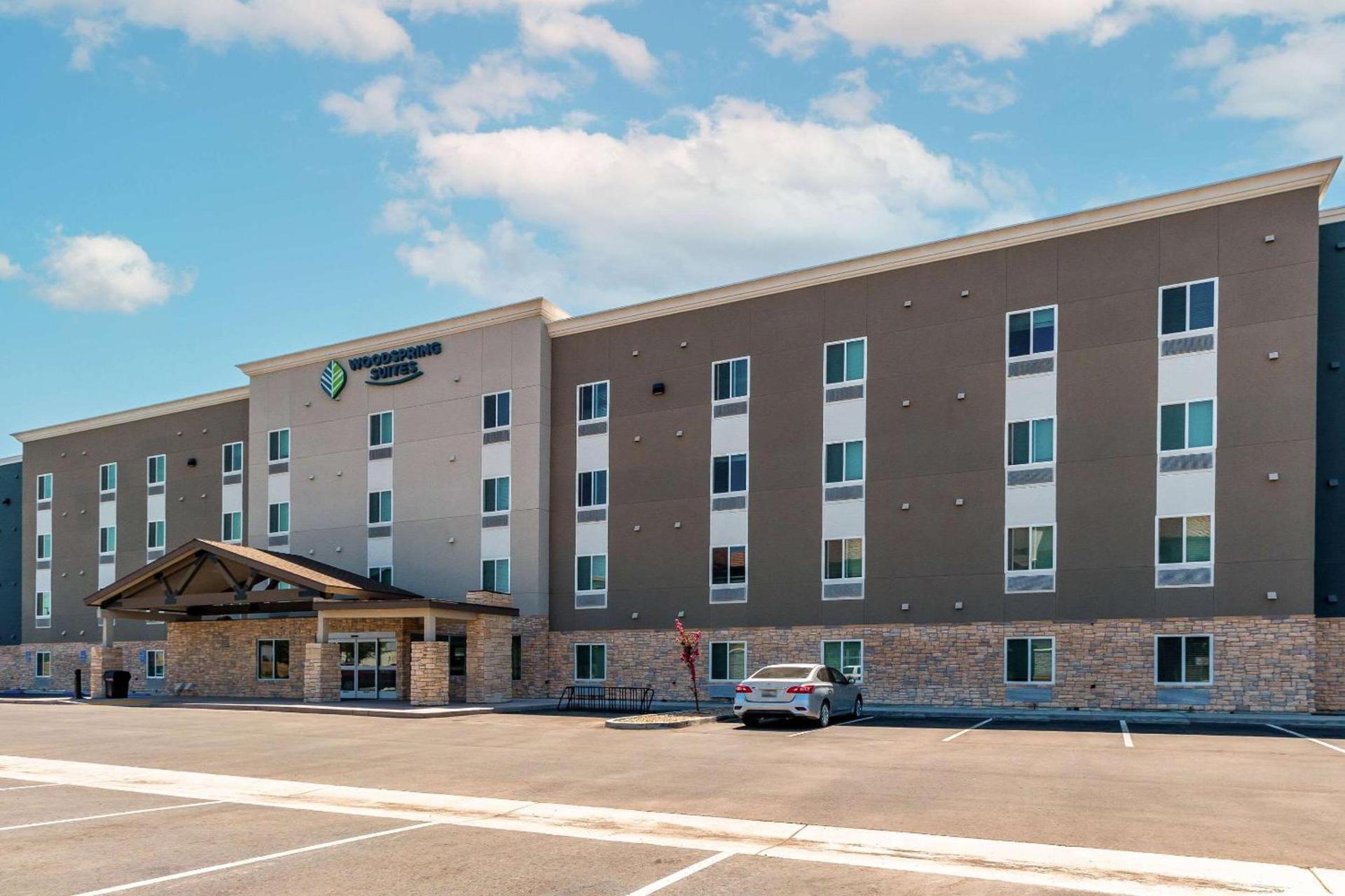 WoodSpring Suites Bakersfield Airport photo 1