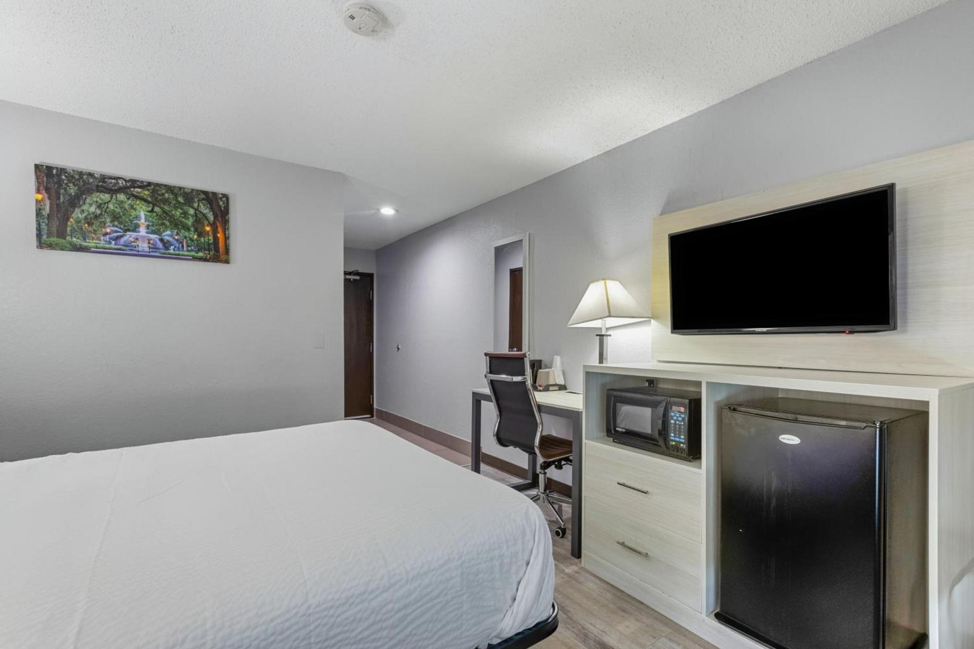 Days Inn by Wyndham Savannah Gateway I-95 photo 33