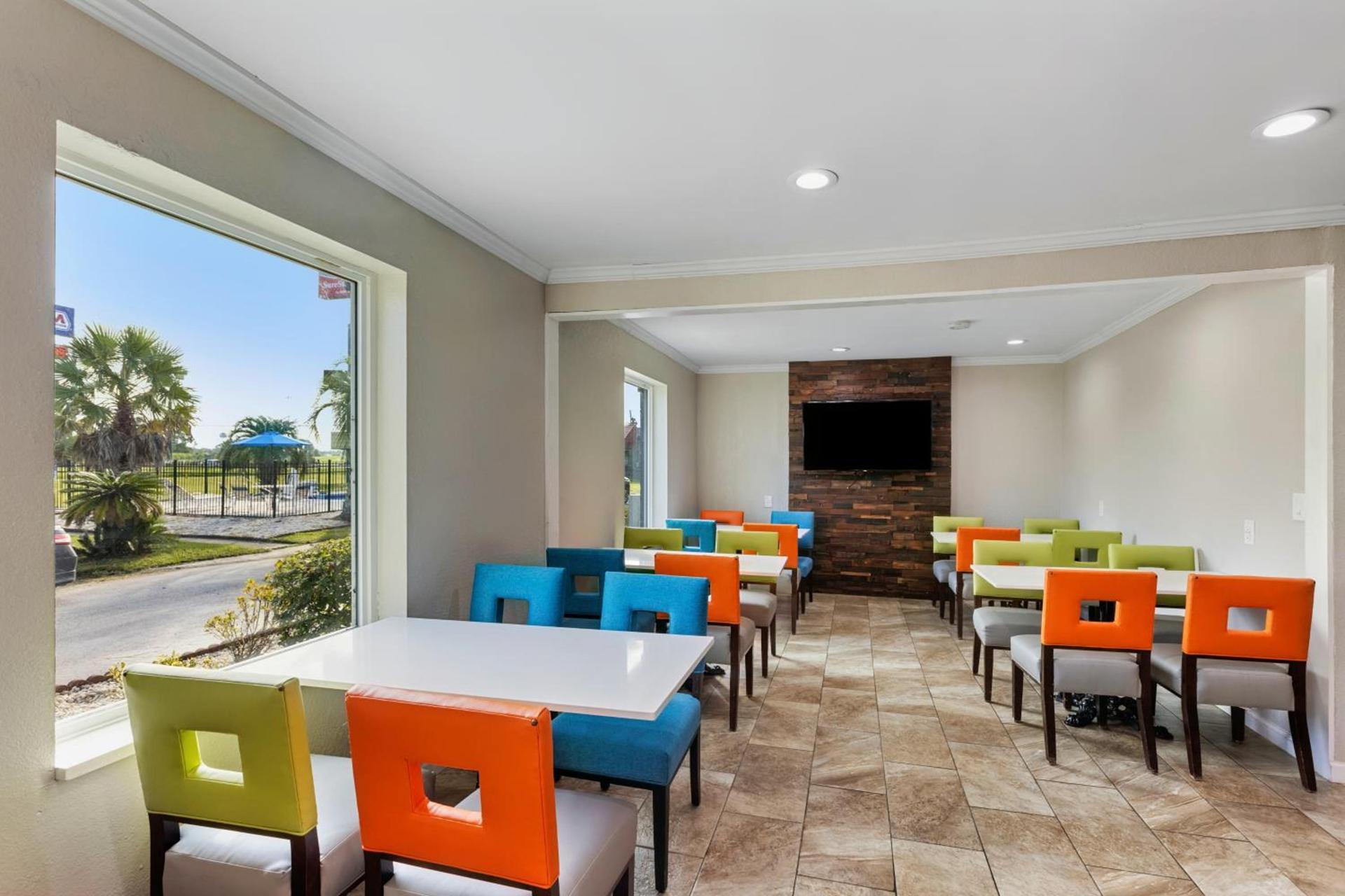 Days Inn by Wyndham Savannah Gateway I-95 photo 21