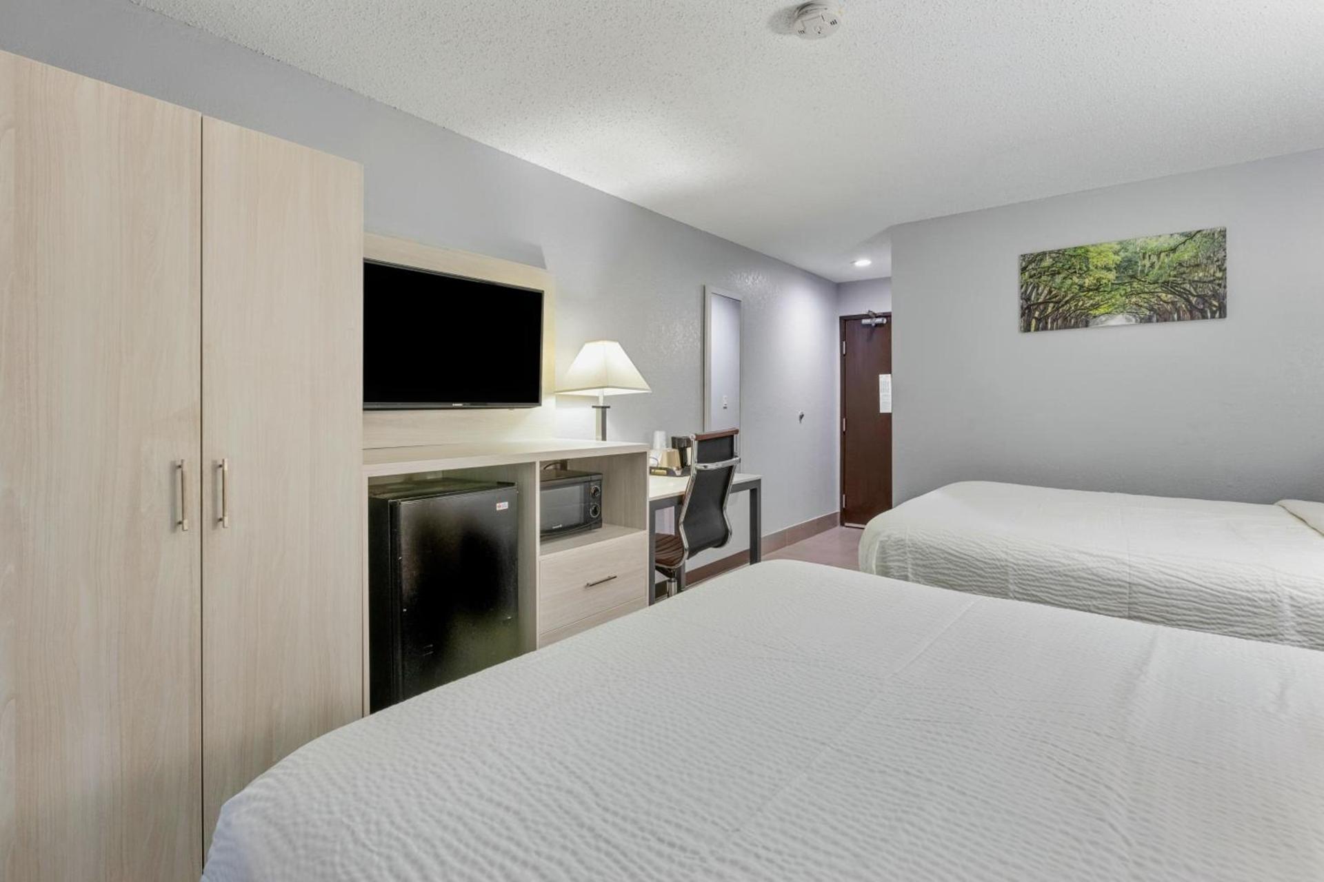 Days Inn by Wyndham Savannah Gateway I-95 photo 27