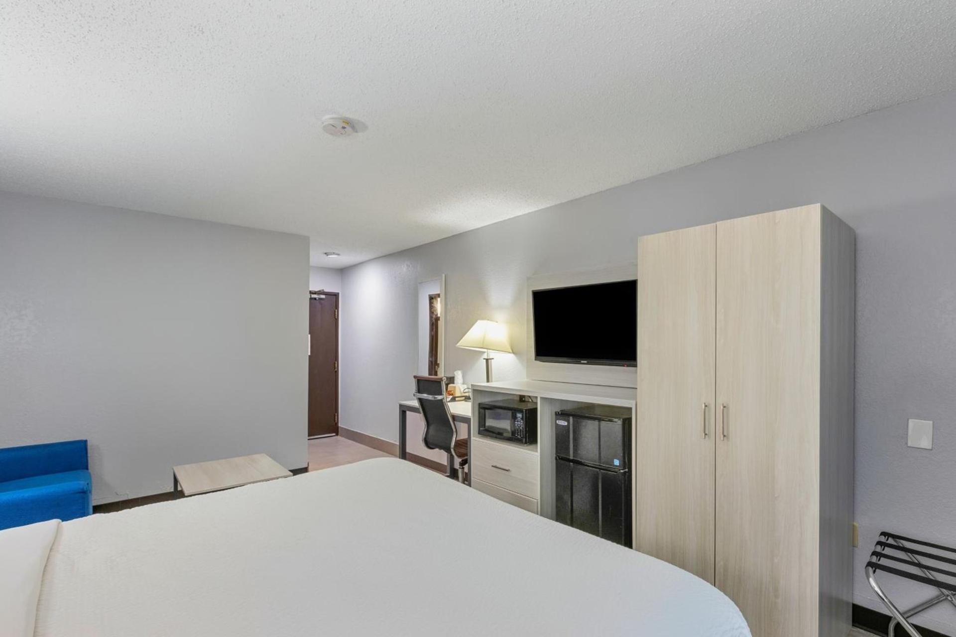 Days Inn by Wyndham Savannah Gateway I-95 photo 40