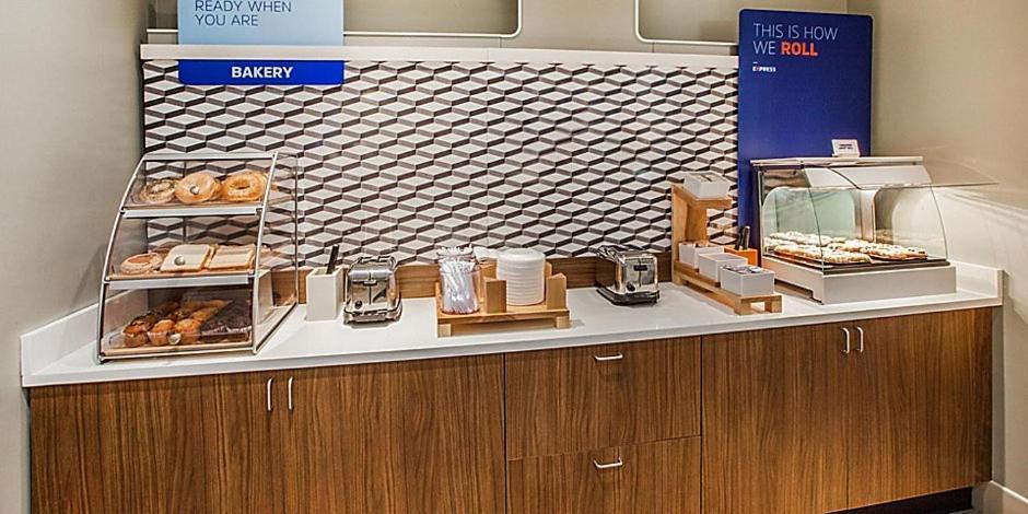 Holiday Inn Express & Suites Palm Desert - Millennium by IHG photo 17