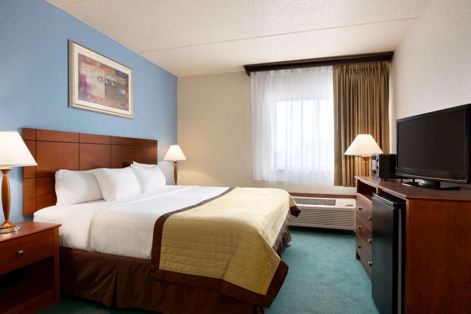 Ramada by Wyndham Fargo photo 8