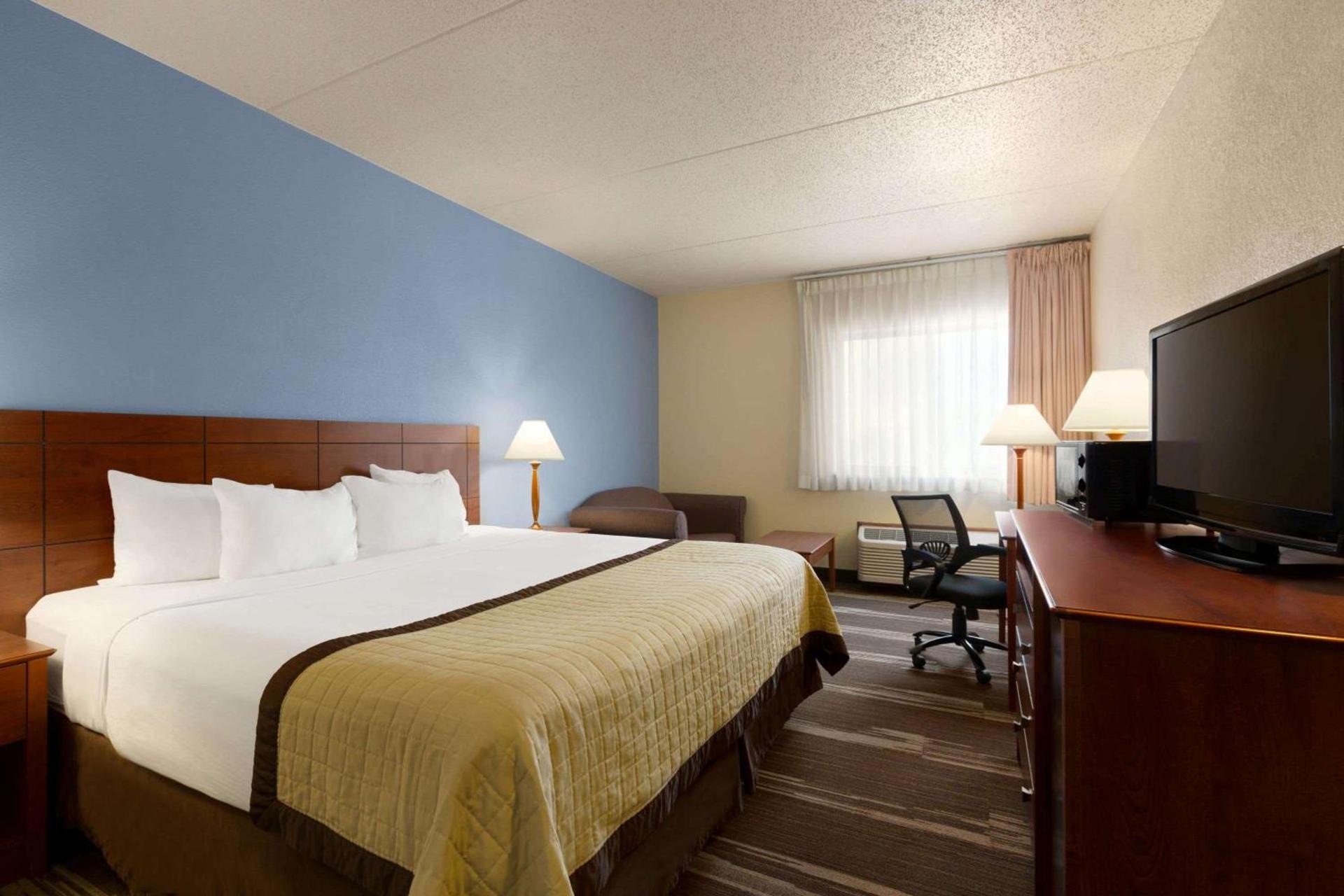 Ramada by Wyndham Fargo photo 10