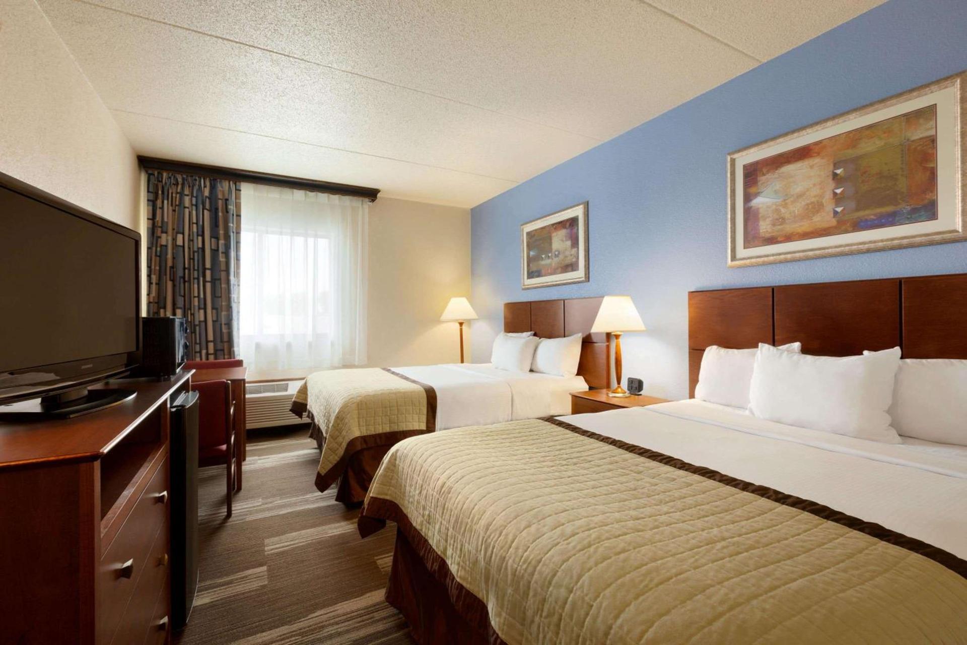 Ramada by Wyndham Fargo photo 9