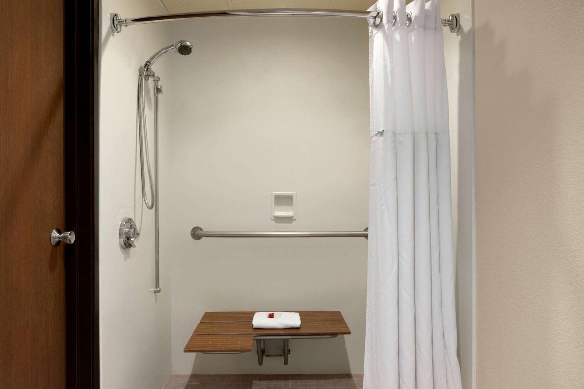 Ramada by Wyndham Fargo photo 11