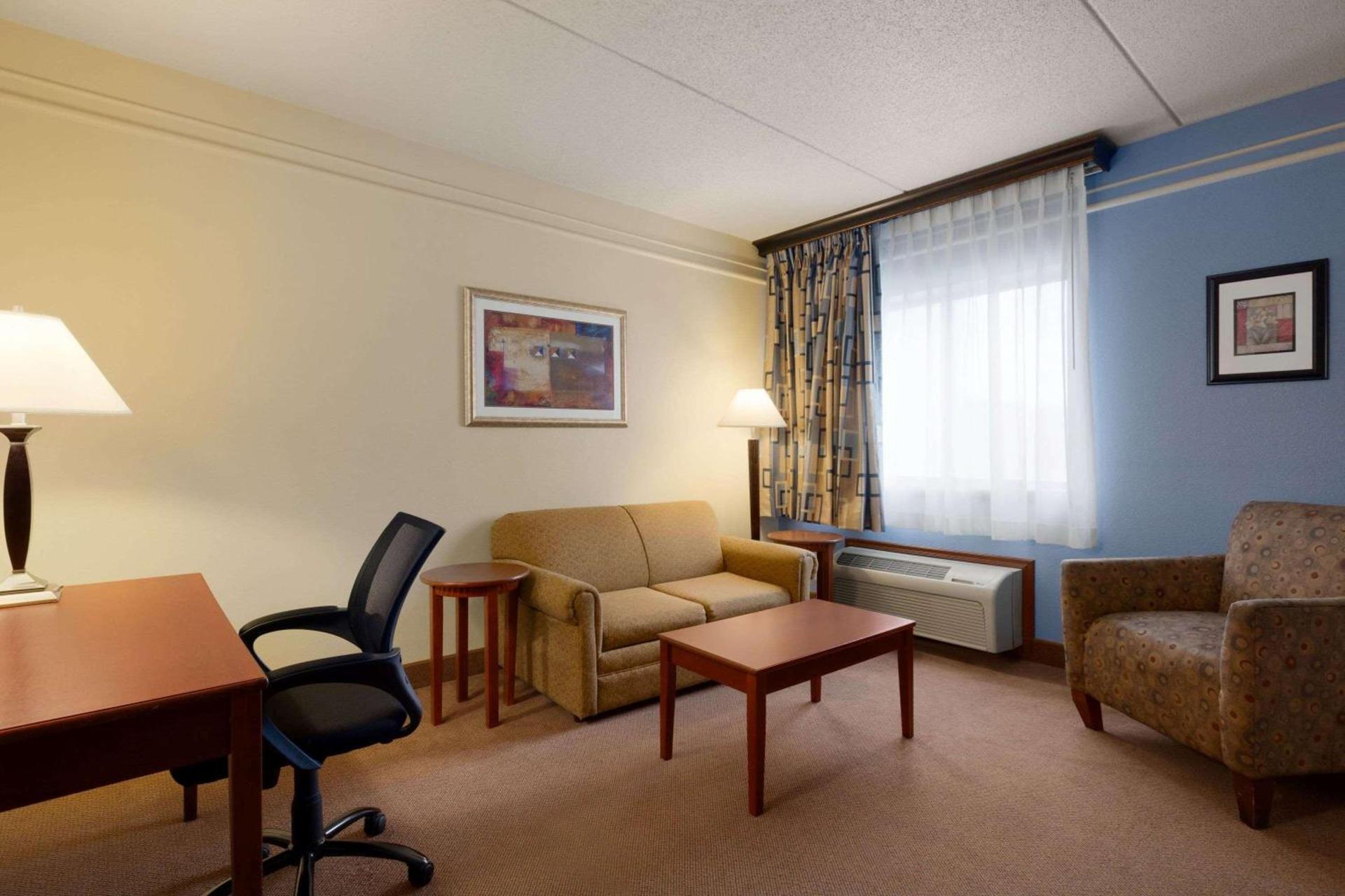 Ramada by Wyndham Fargo photo 12