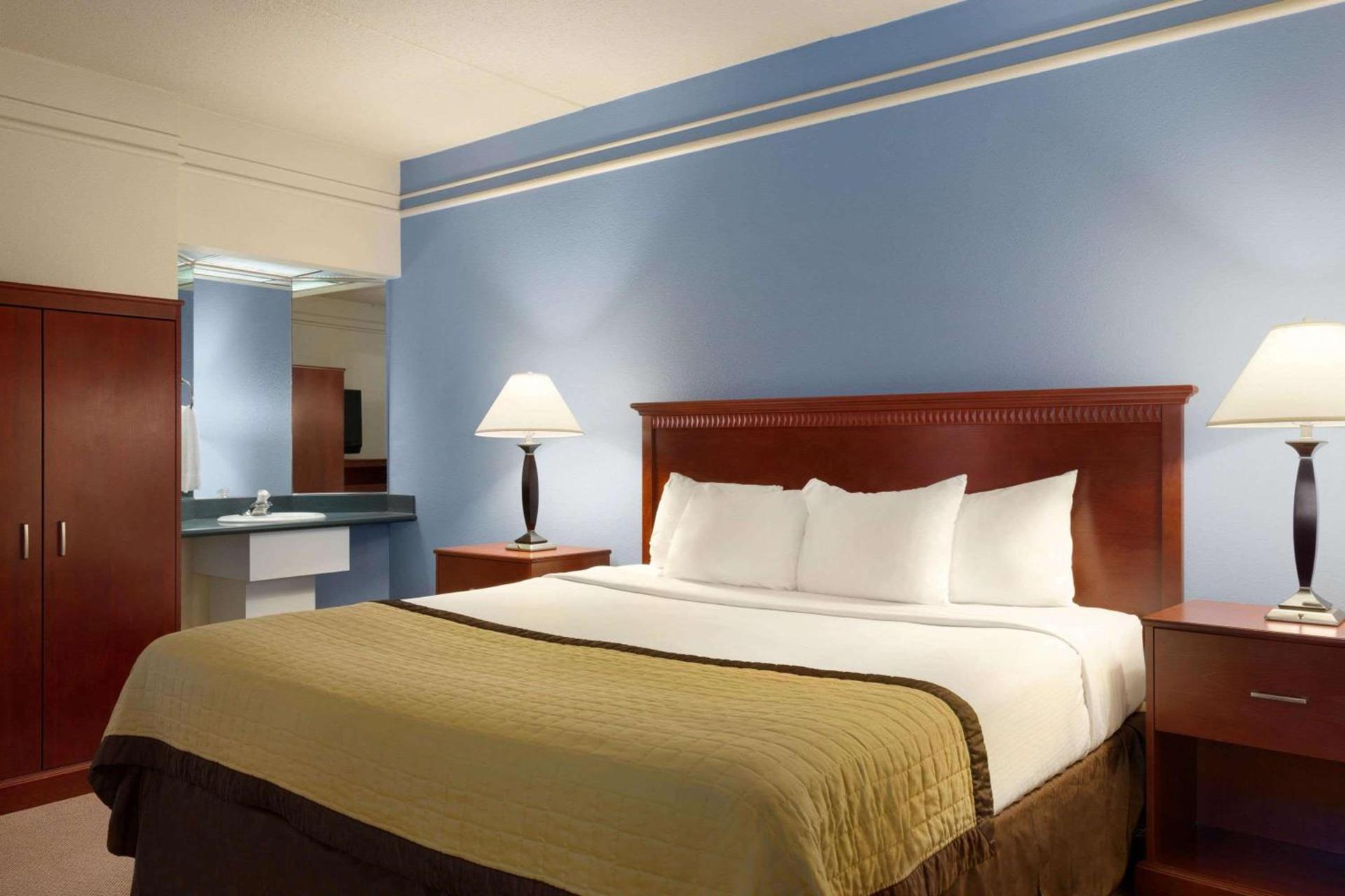 Ramada by Wyndham Fargo photo 13