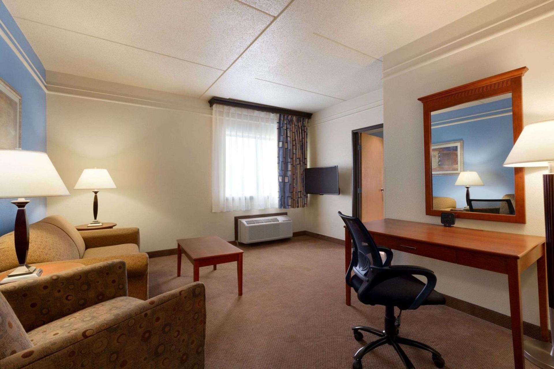 Ramada by Wyndham Fargo photo 14