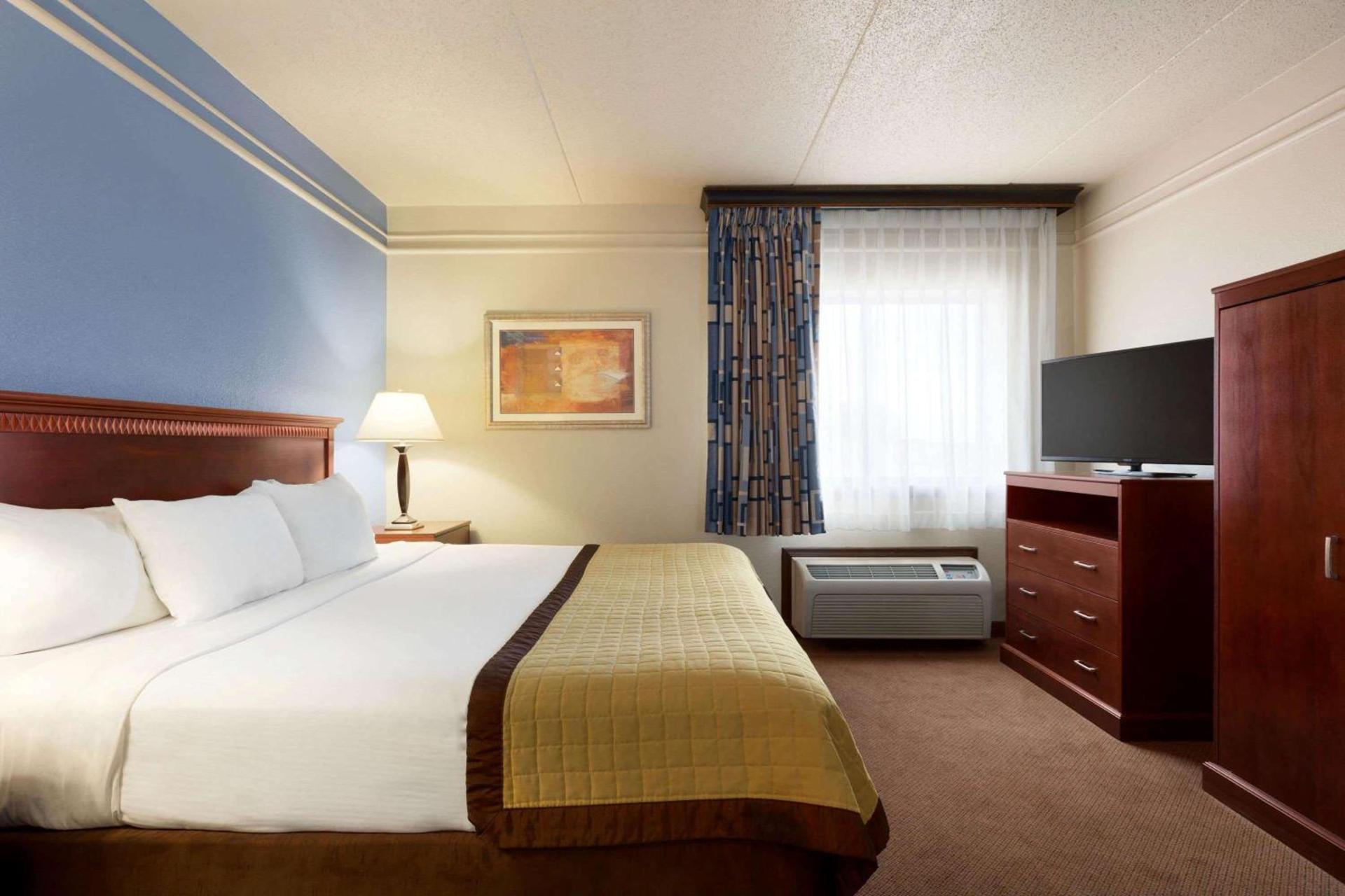 Ramada by Wyndham Fargo photo 15