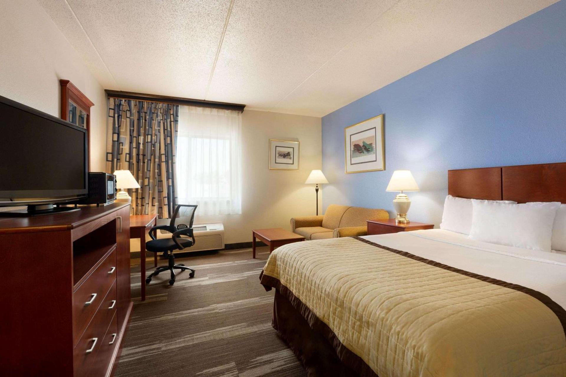 Ramada by Wyndham Fargo photo 16