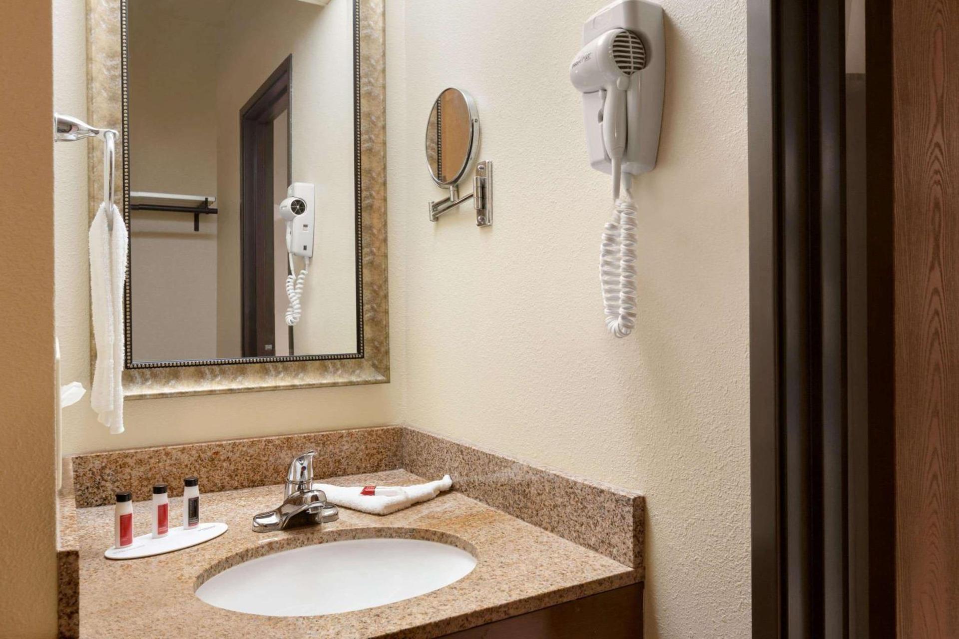 Ramada by Wyndham Fargo photo 17