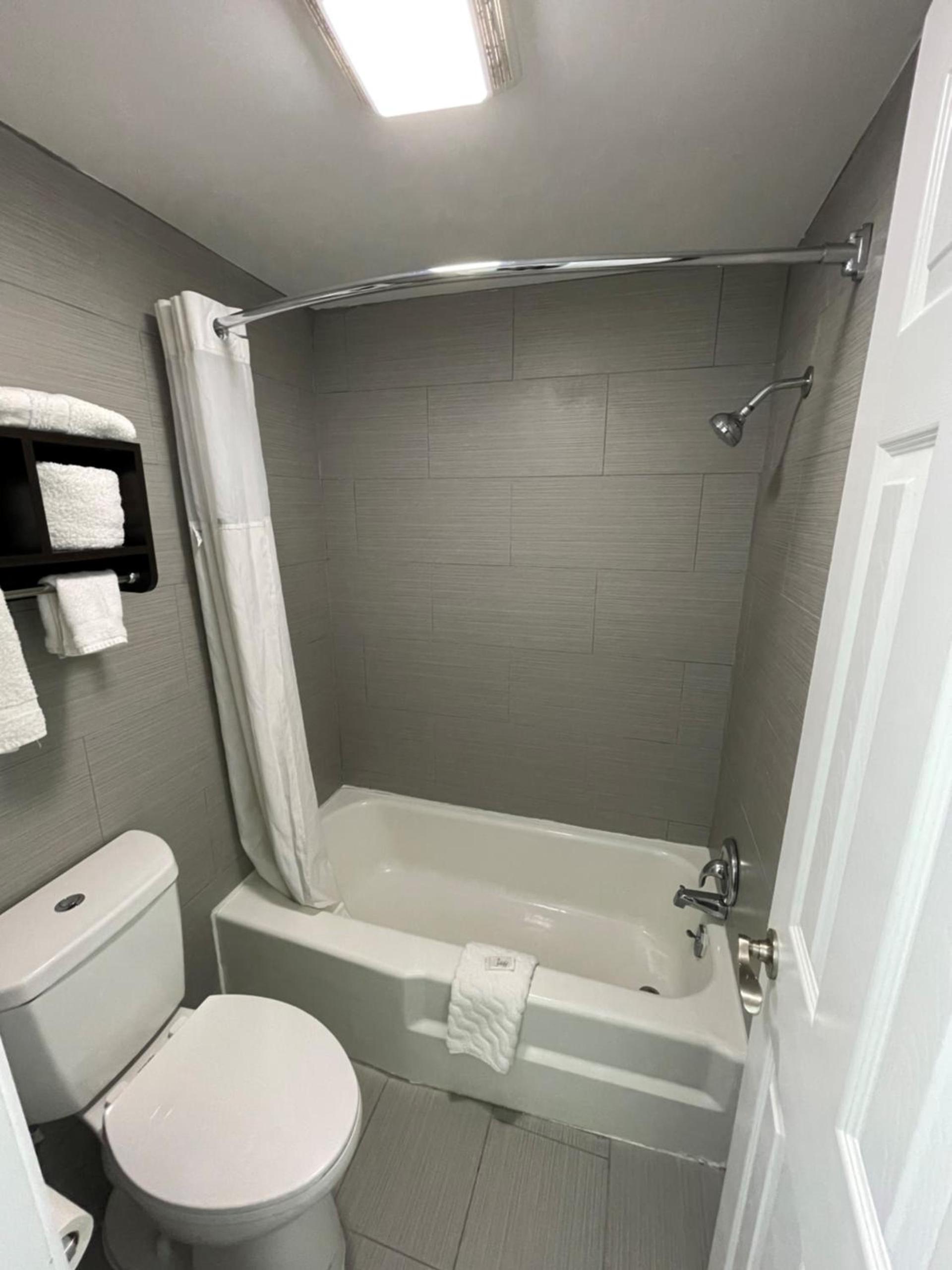 Days Inn by Wyndham Calhoun GA I-75 and US-41 photo 2