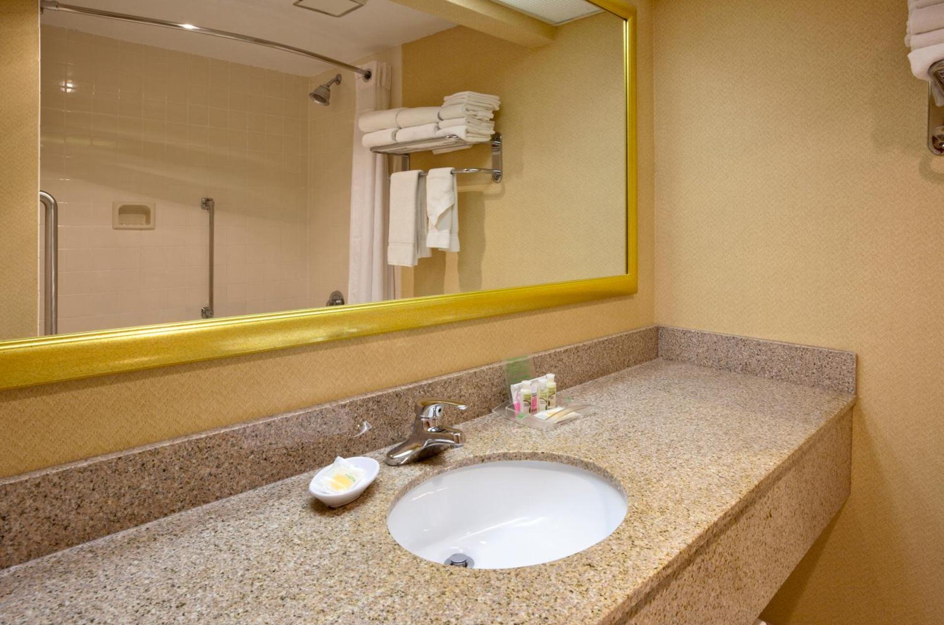 DoubleTree by Hilton Austin, MN photo 62