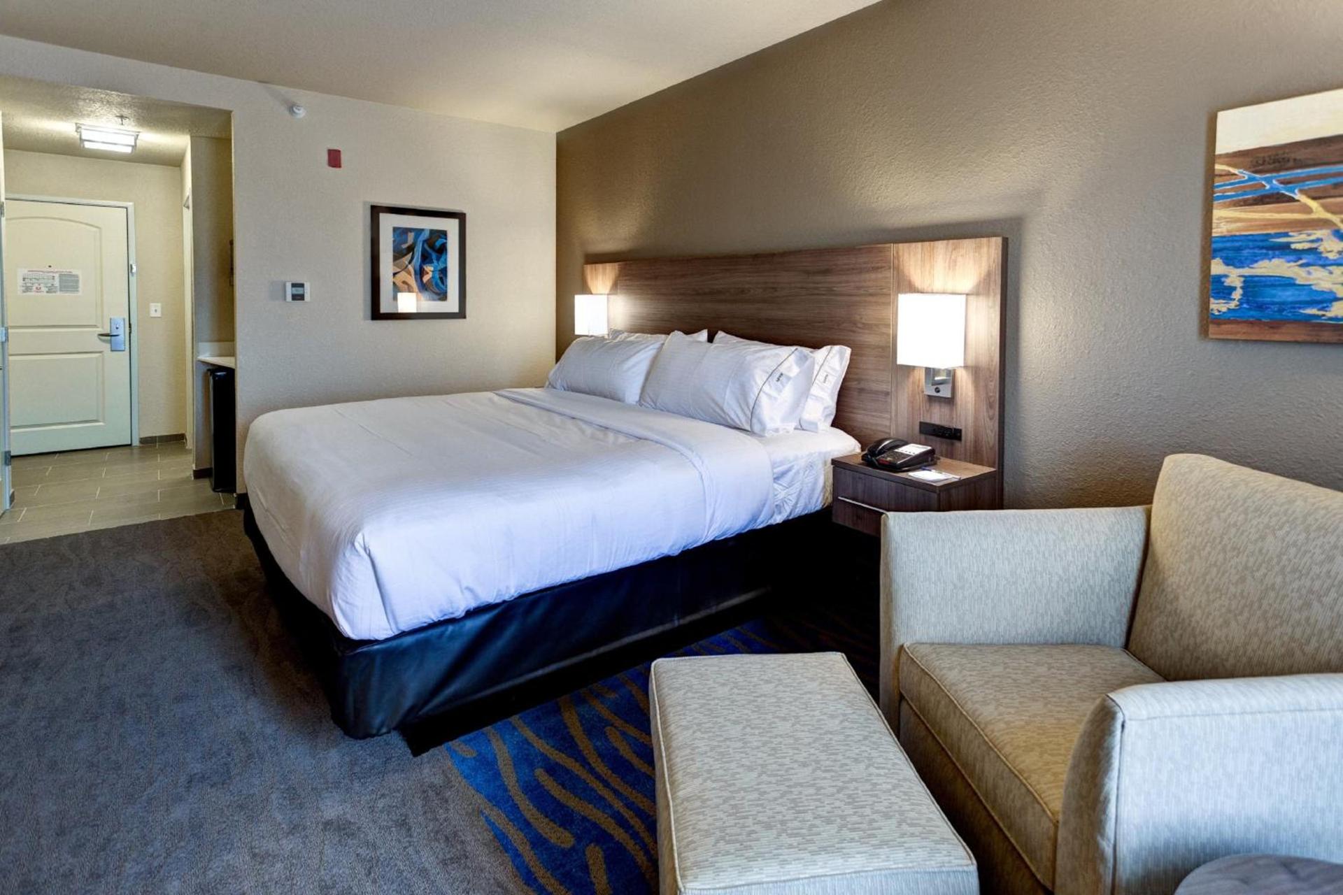 Holiday Inn Express & Suites Great Bend by IHG photo 36
