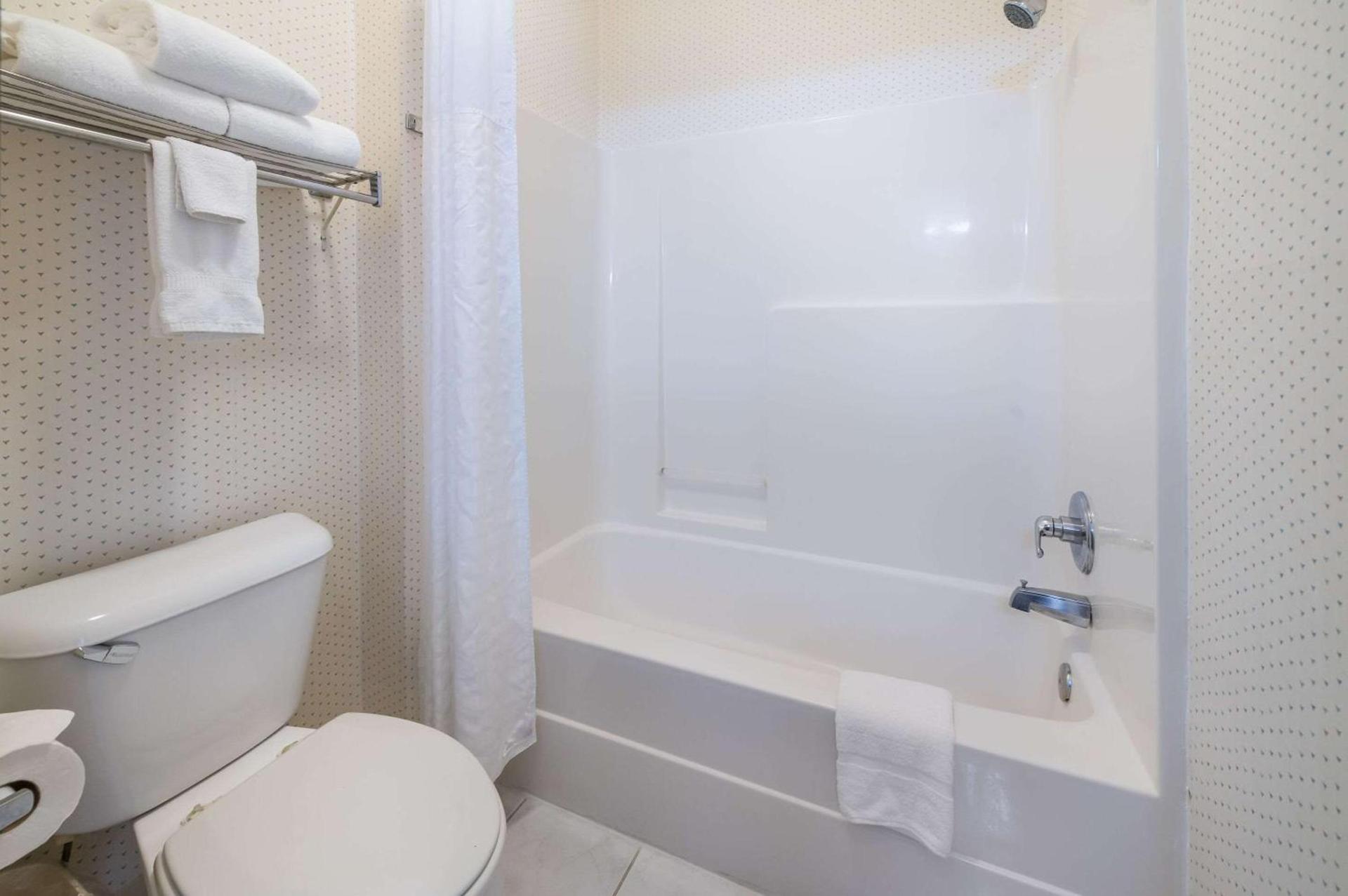 Rodeway Inn Urbana Champaign University Area photo 22