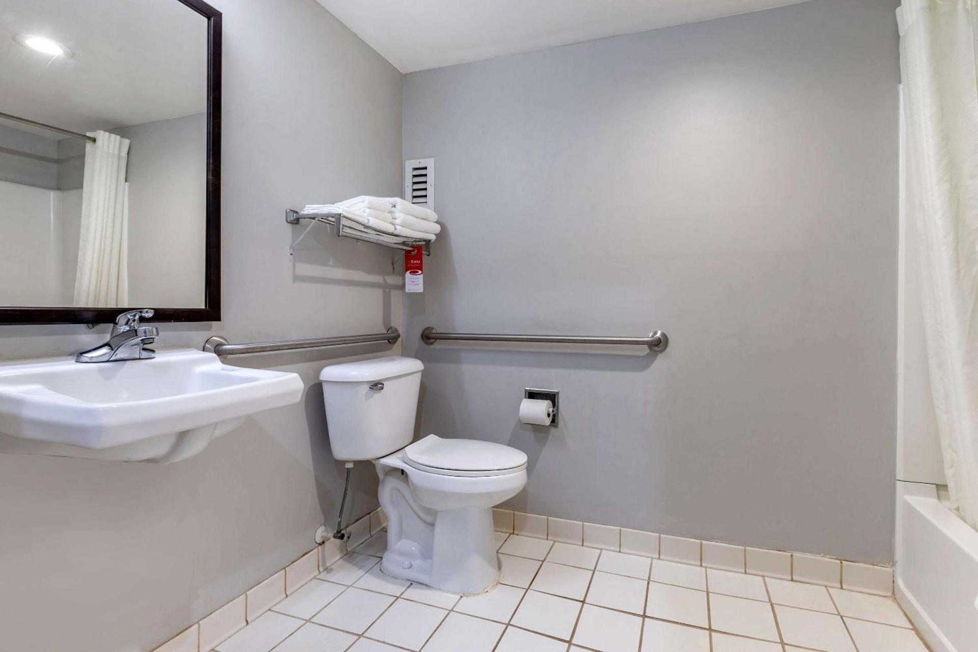 Econo Lodge Saint Stephen photo 13