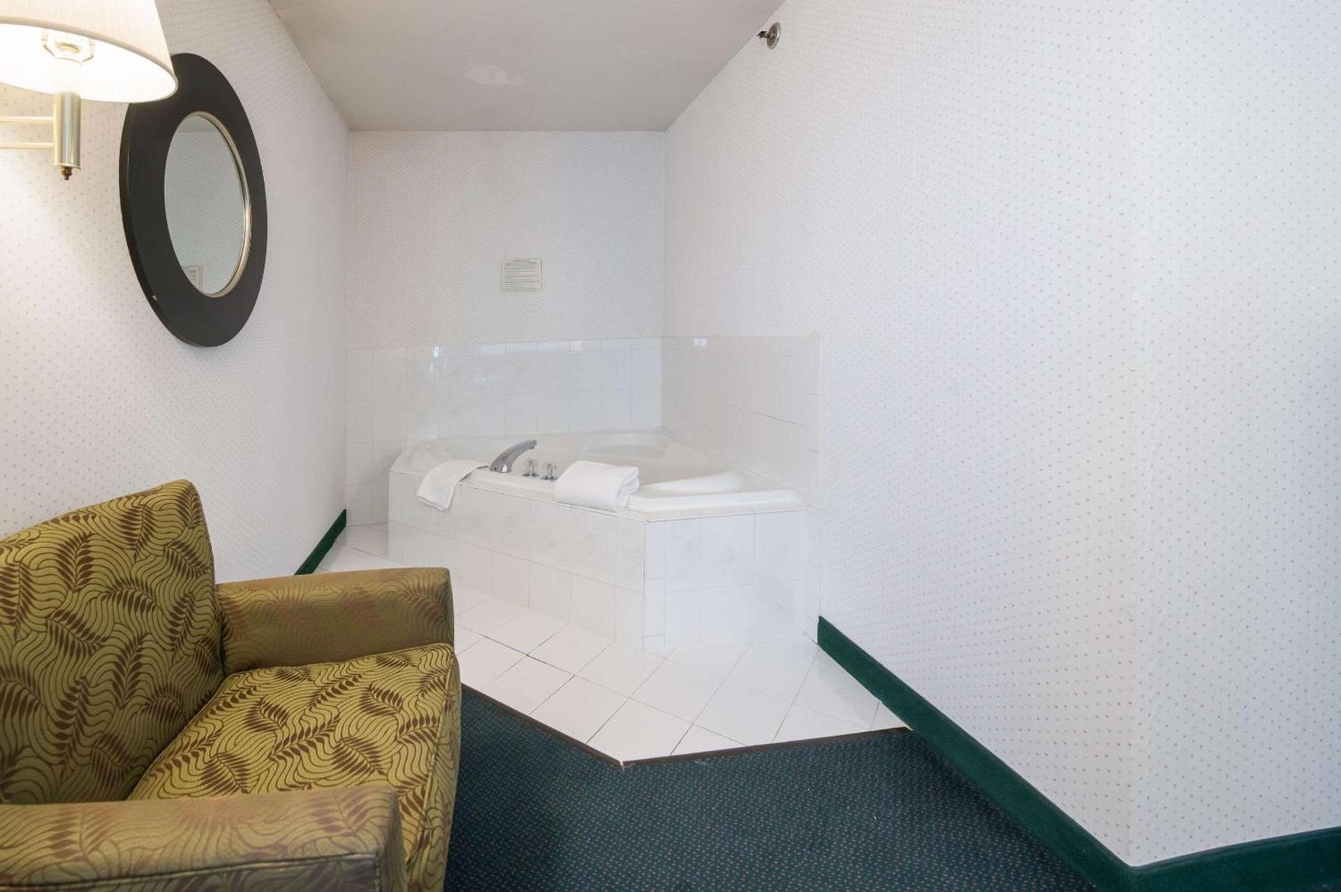 Rodeway Inn Urbana Champaign University Area photo 25