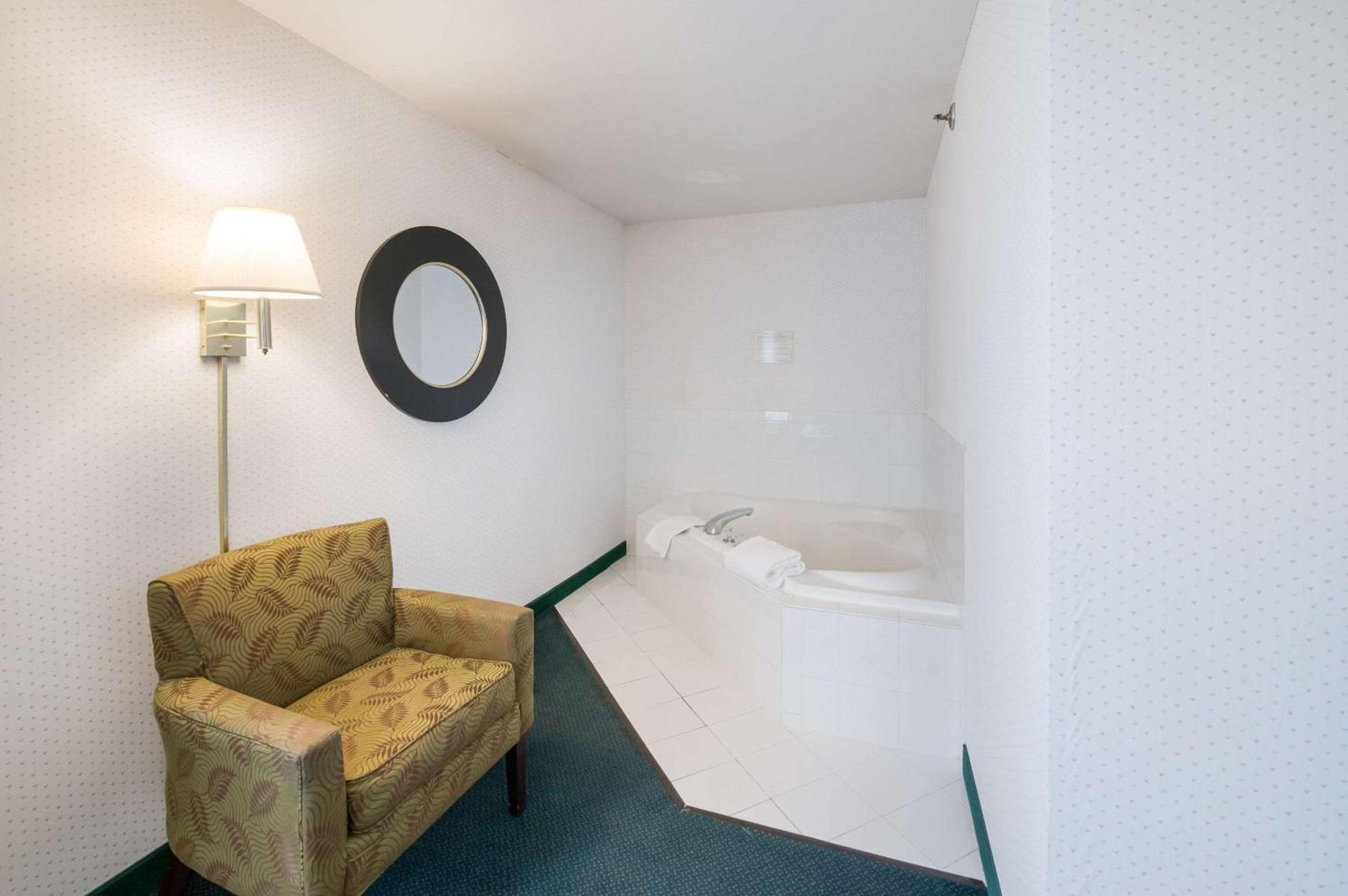 Rodeway Inn Urbana Champaign University Area photo 26
