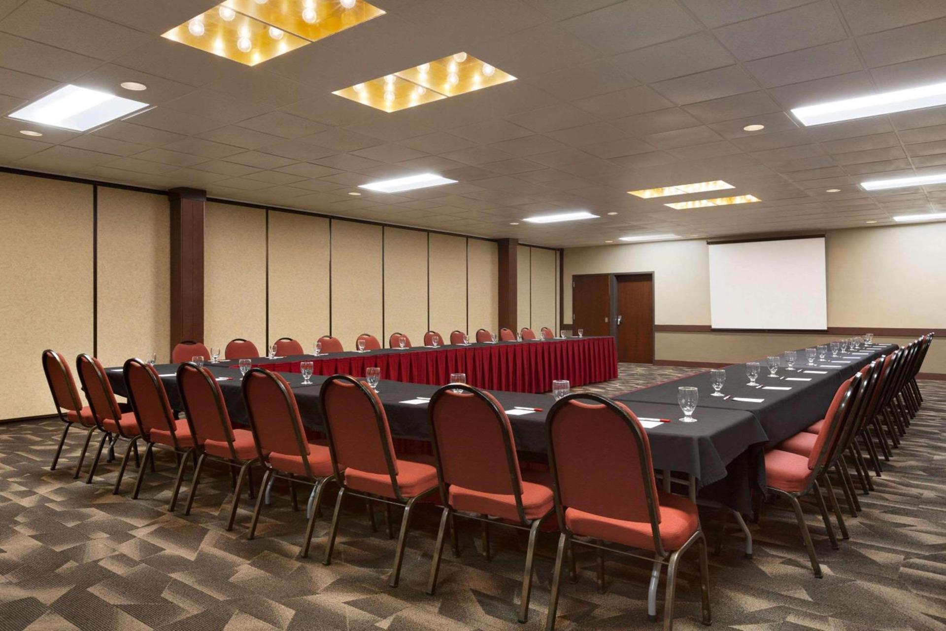Ramada by Wyndham Fargo photo 20