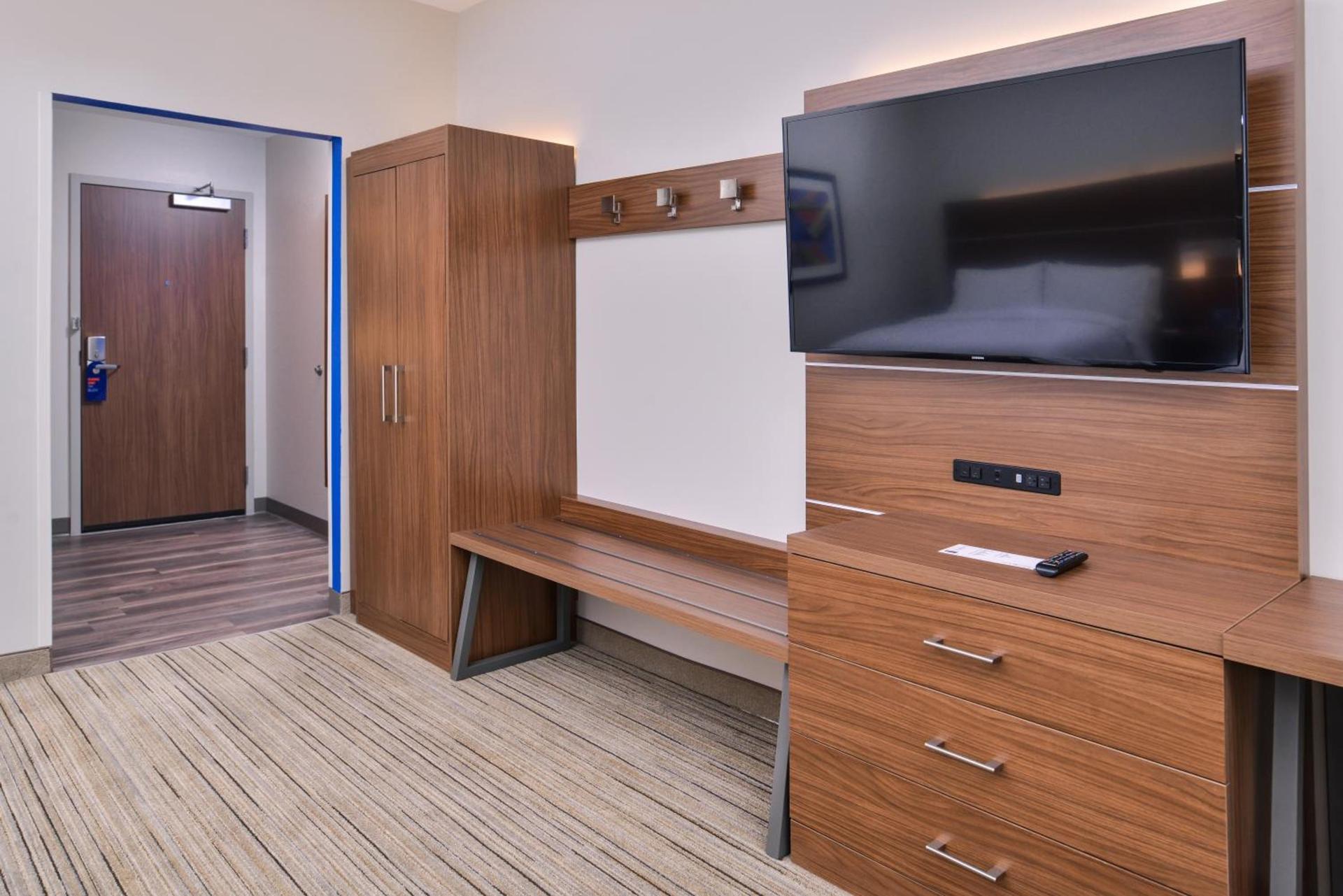 Holiday Inn Express & Suites Farmville by IHG photo 2