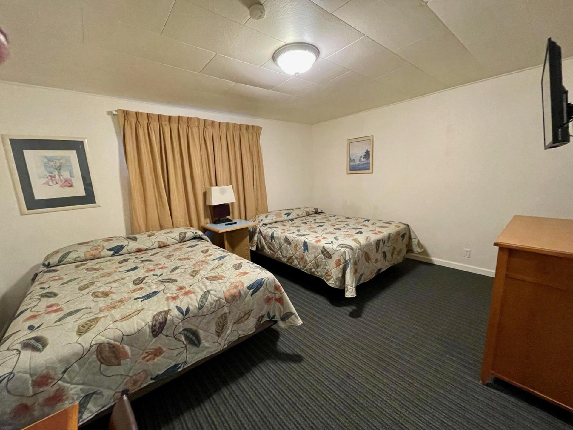 Lakeside Motel photo 23