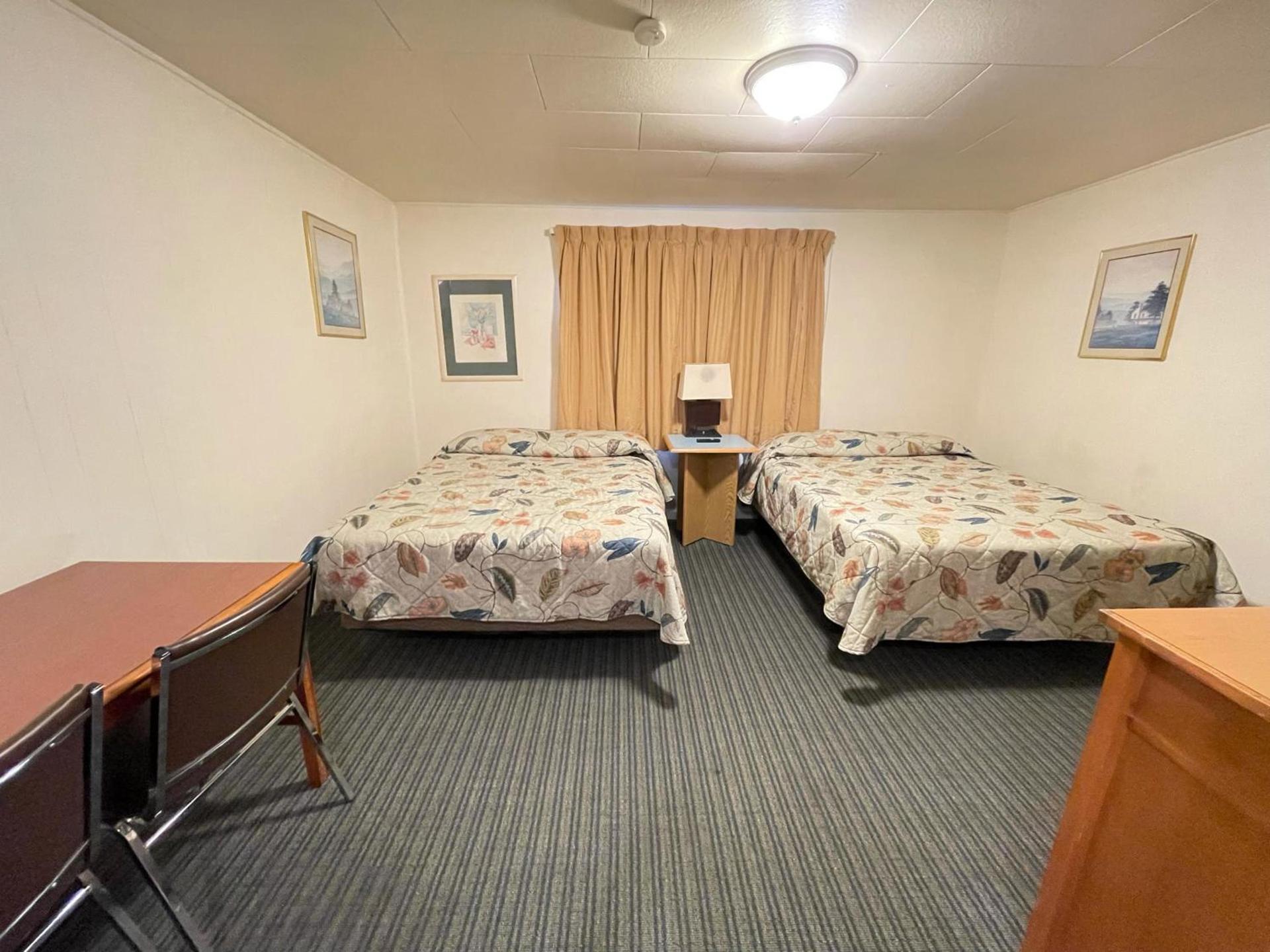 Lakeside Motel photo 24