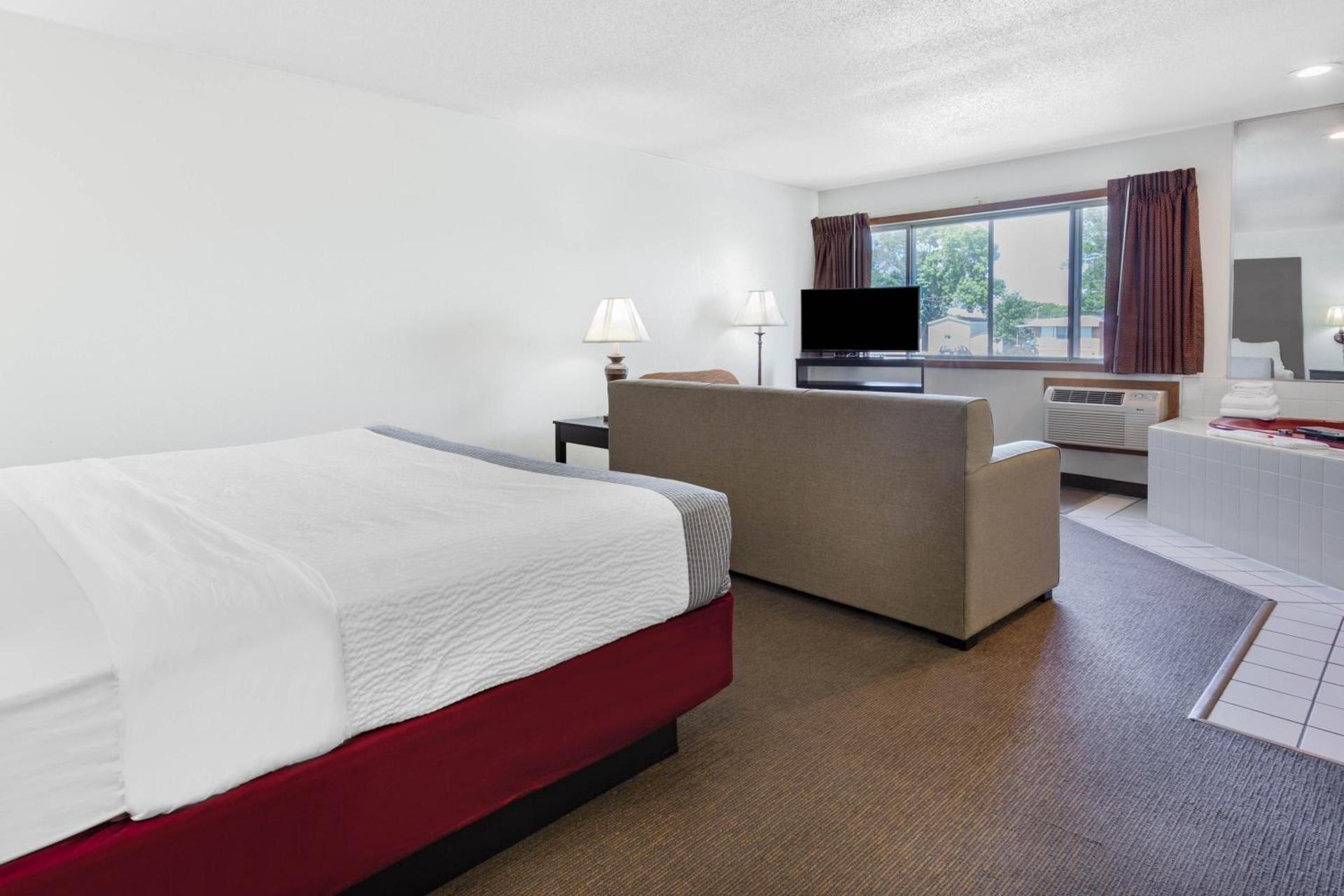 Super 8 by Wyndham La Crosse photo 58