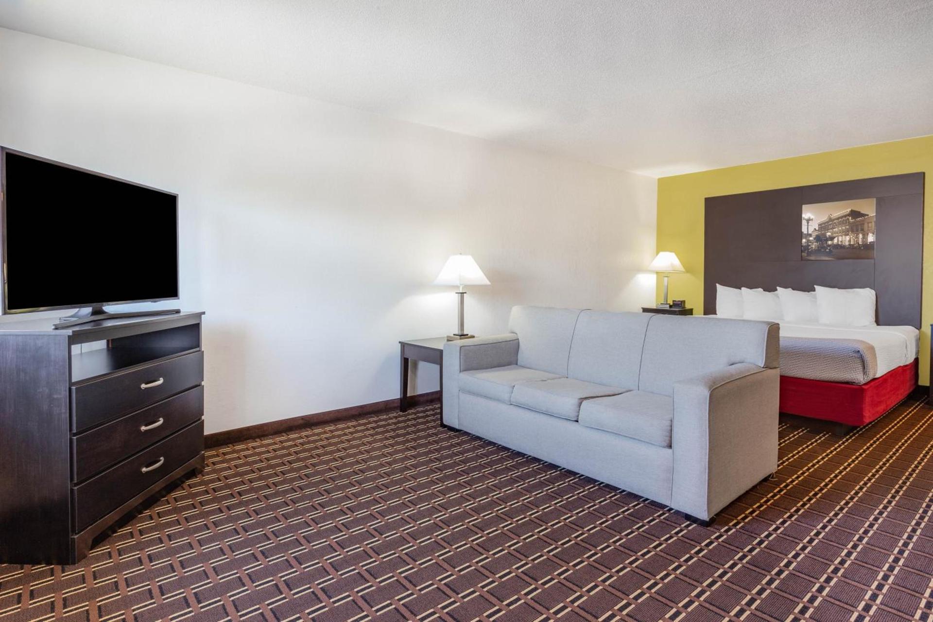 Super 8 by Wyndham La Crosse photo 59