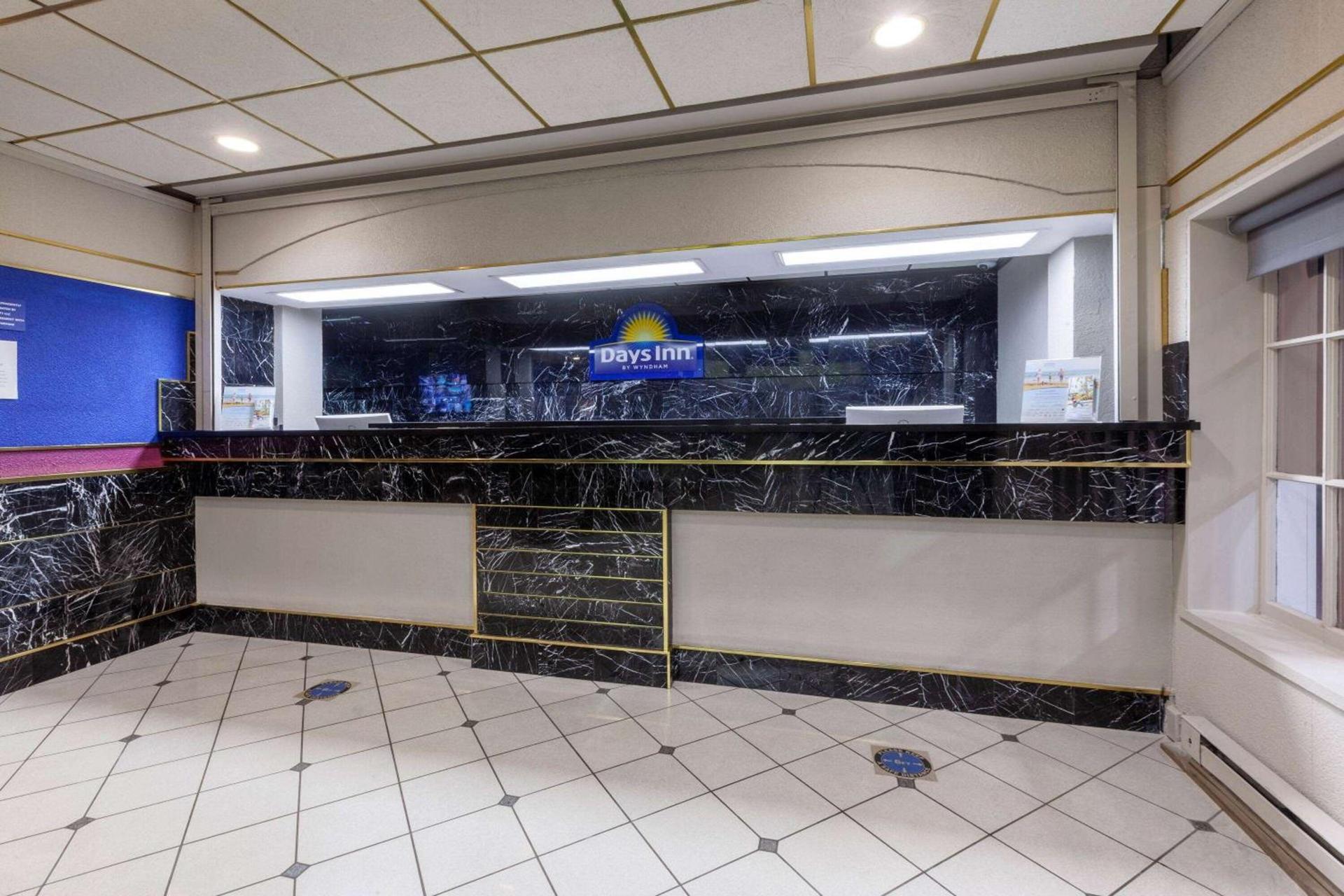 Days Inn by Wyndham Sandusky Cedar Point photo 7