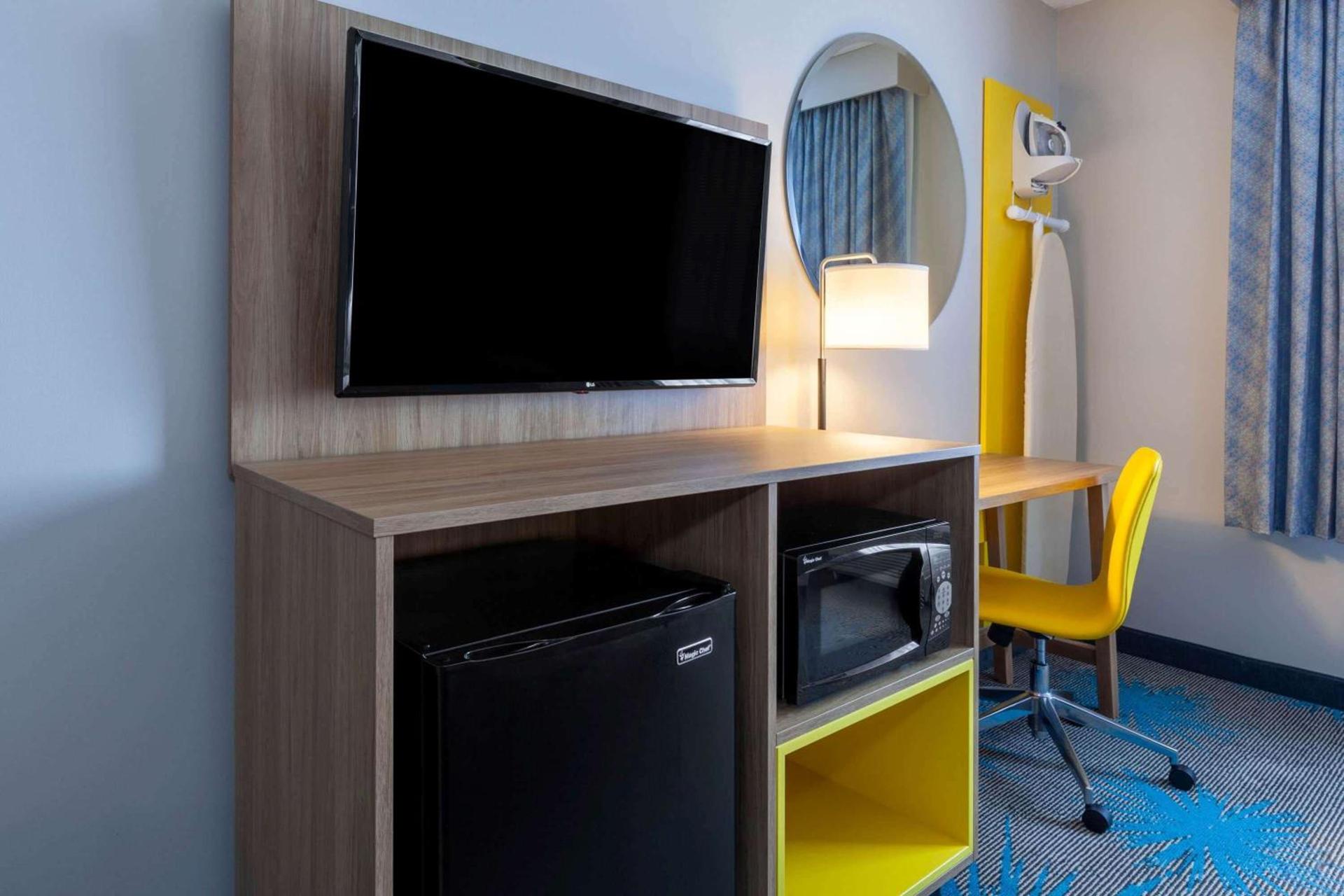 Days Inn by Wyndham Sandusky Cedar Point photo 16