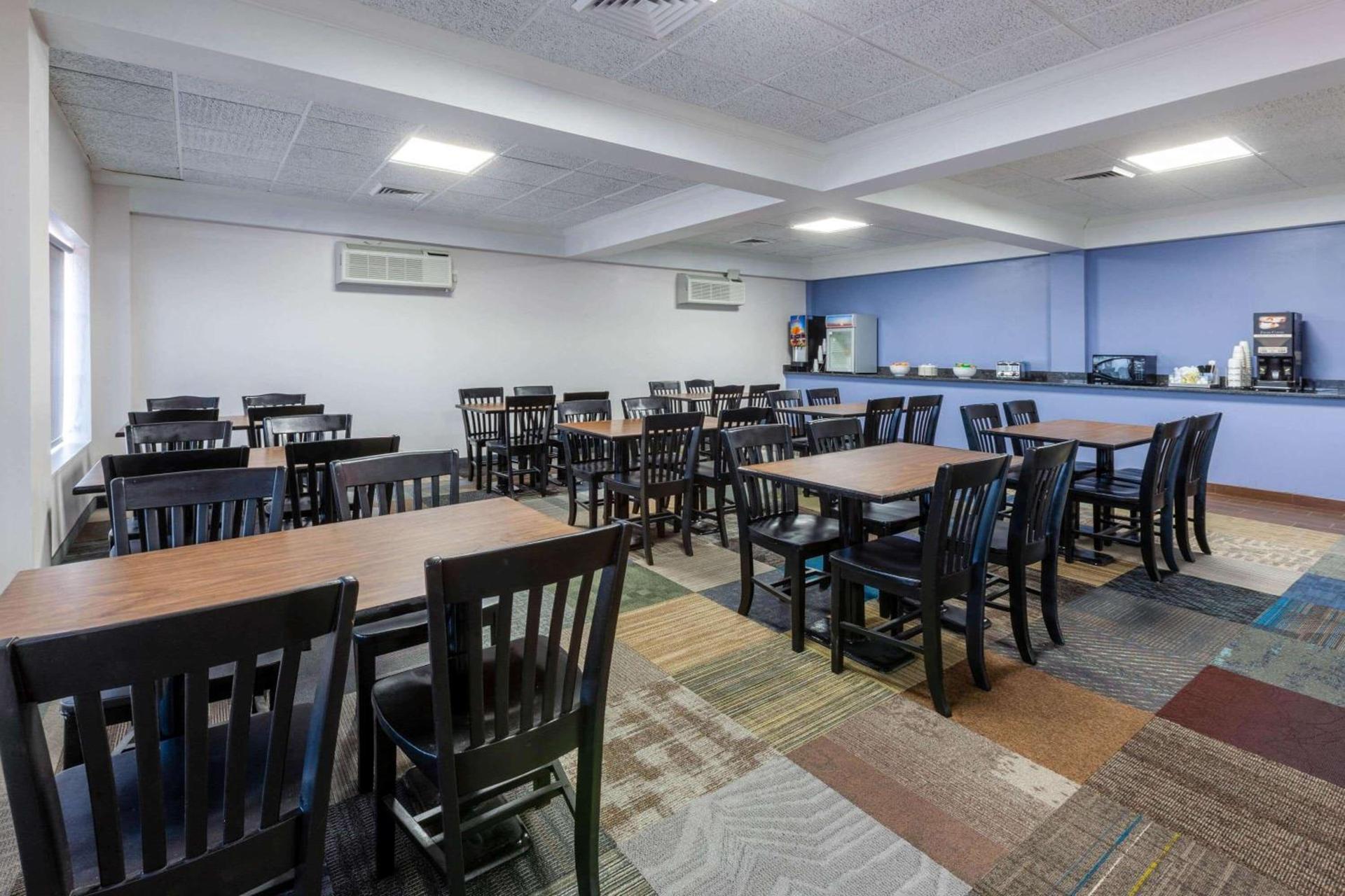 Days Inn by Wyndham Sandusky Cedar Point photo 25