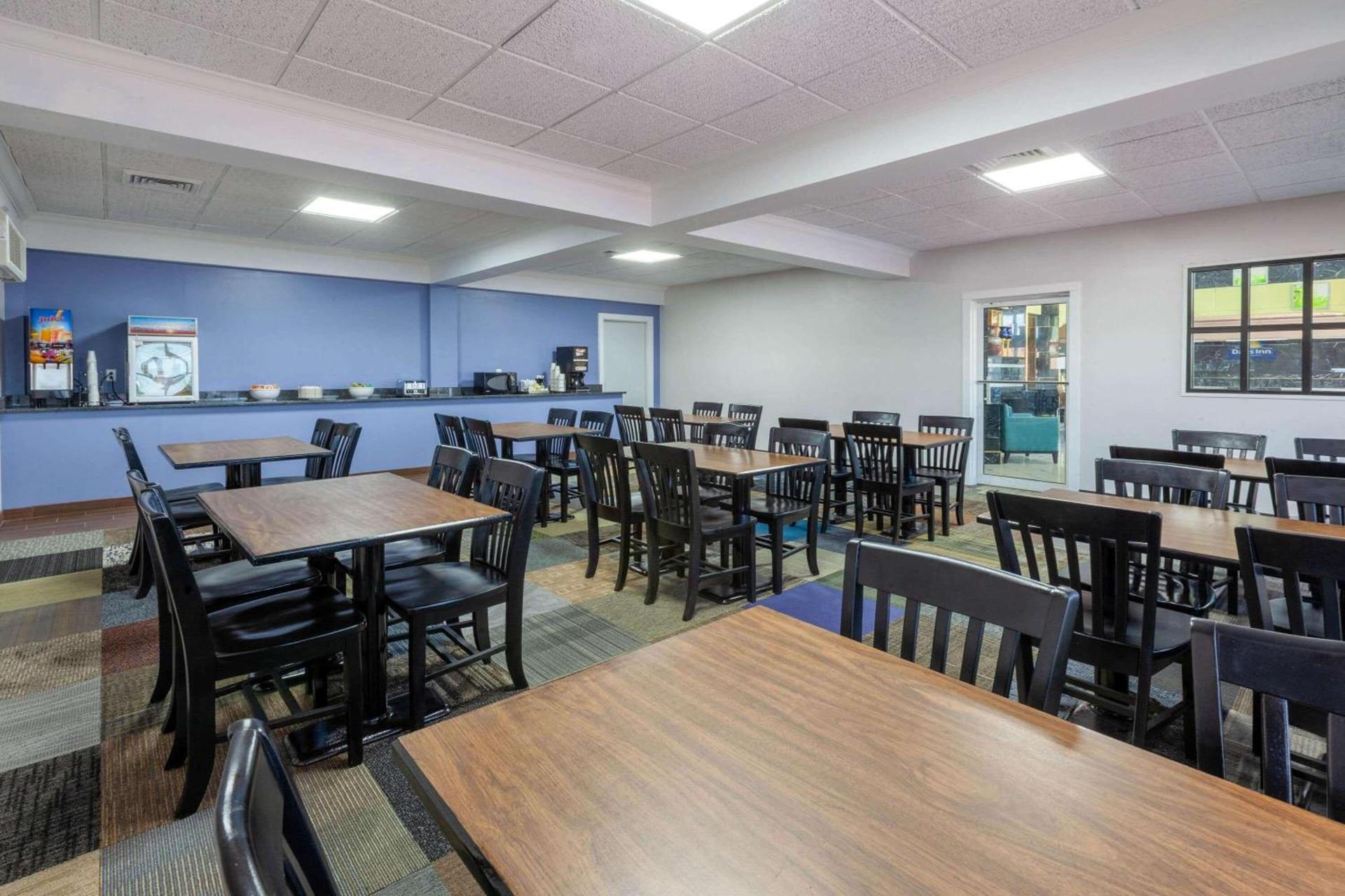Days Inn by Wyndham Sandusky Cedar Point photo 26
