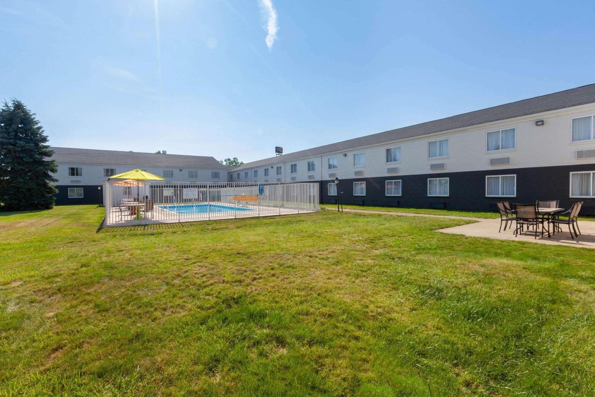 Days Inn by Wyndham Sandusky Cedar Point photo 28