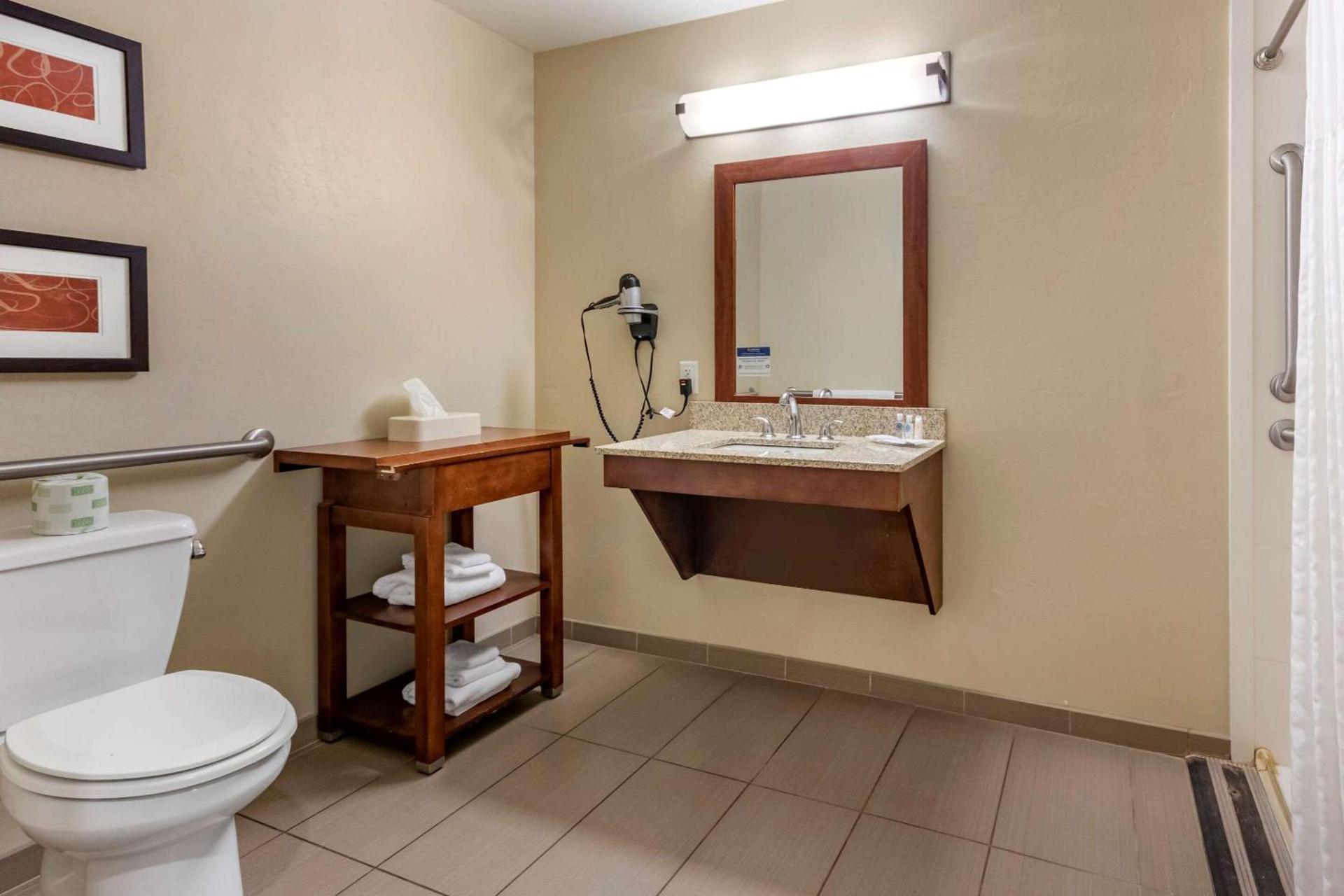 Comfort Suites Airport-University photo 8