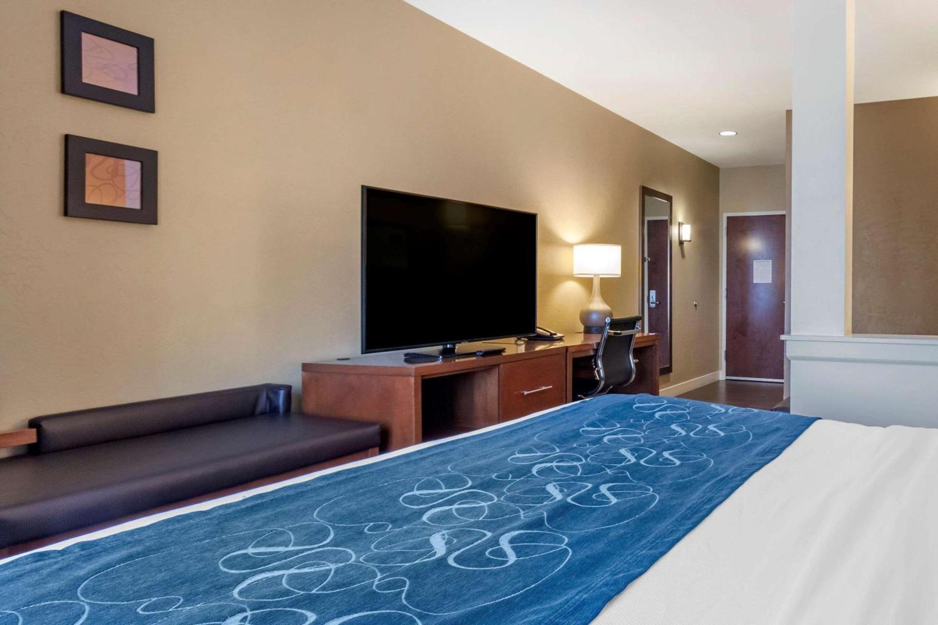 Comfort Suites Airport-University photo 13