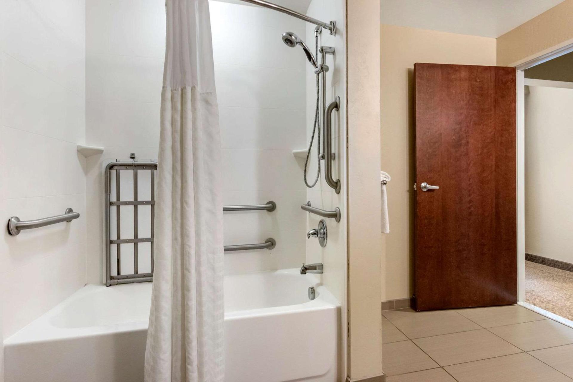 Comfort Suites Airport-University photo 15