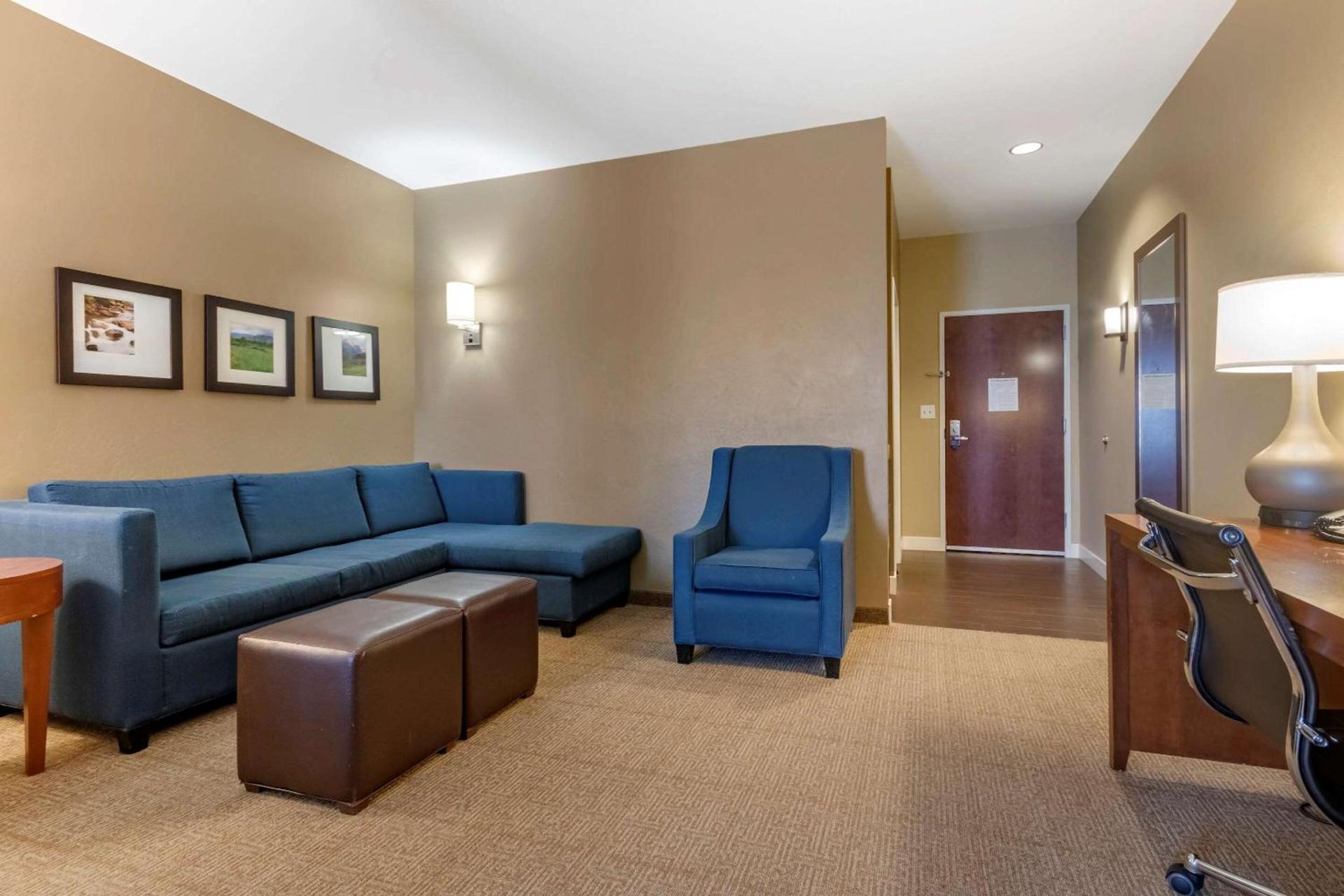 Comfort Suites Airport-University photo 20