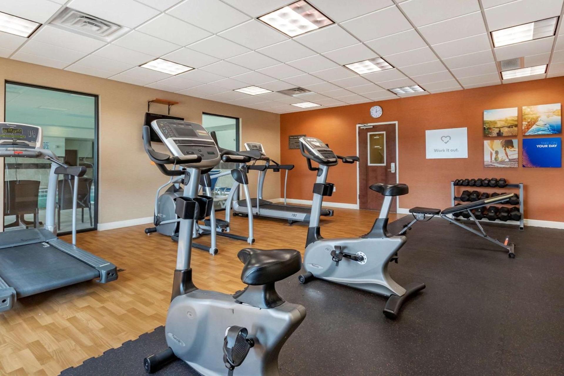 Comfort Suites Airport-University photo 25