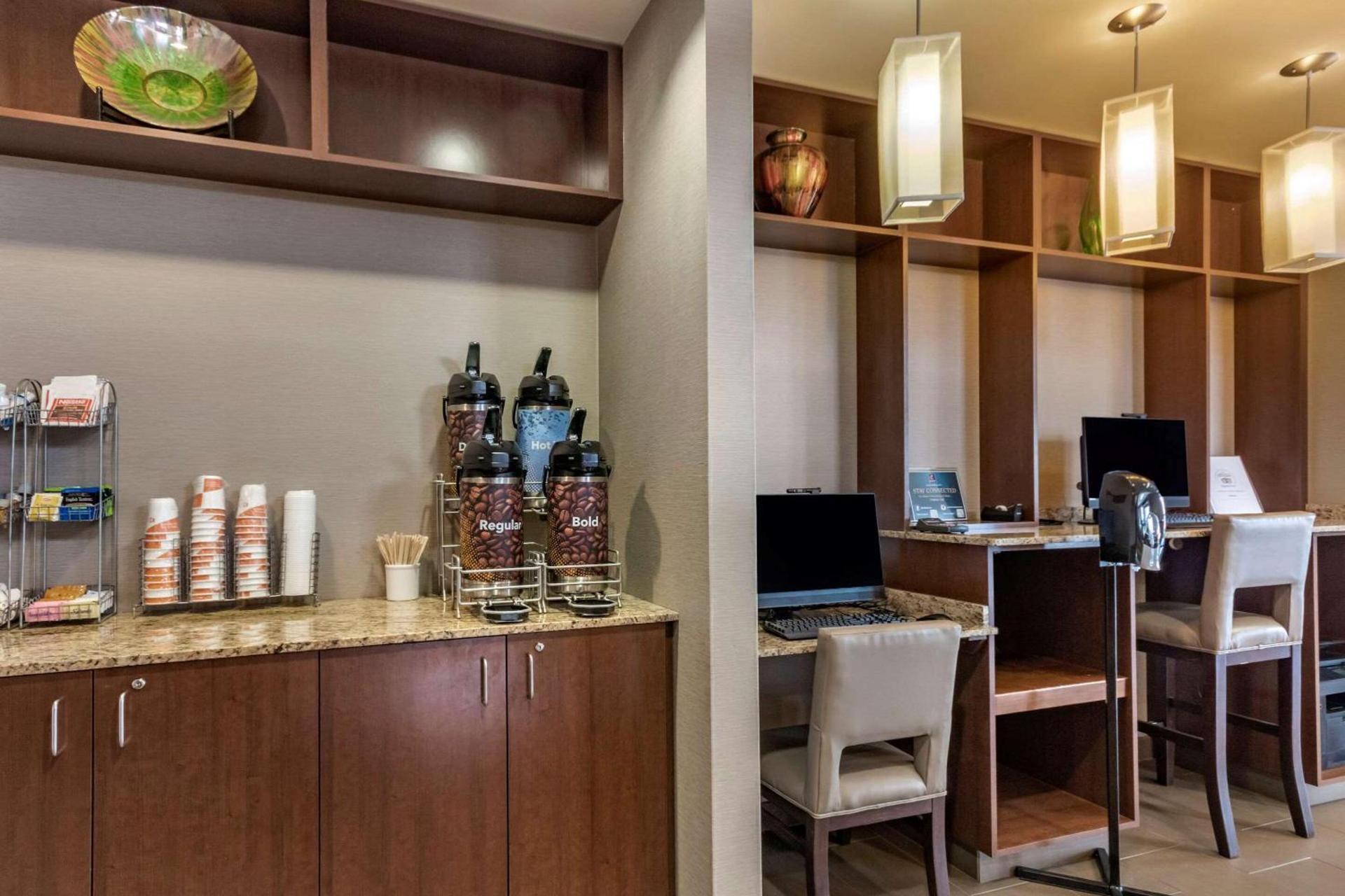 Comfort Suites Airport-University photo 26