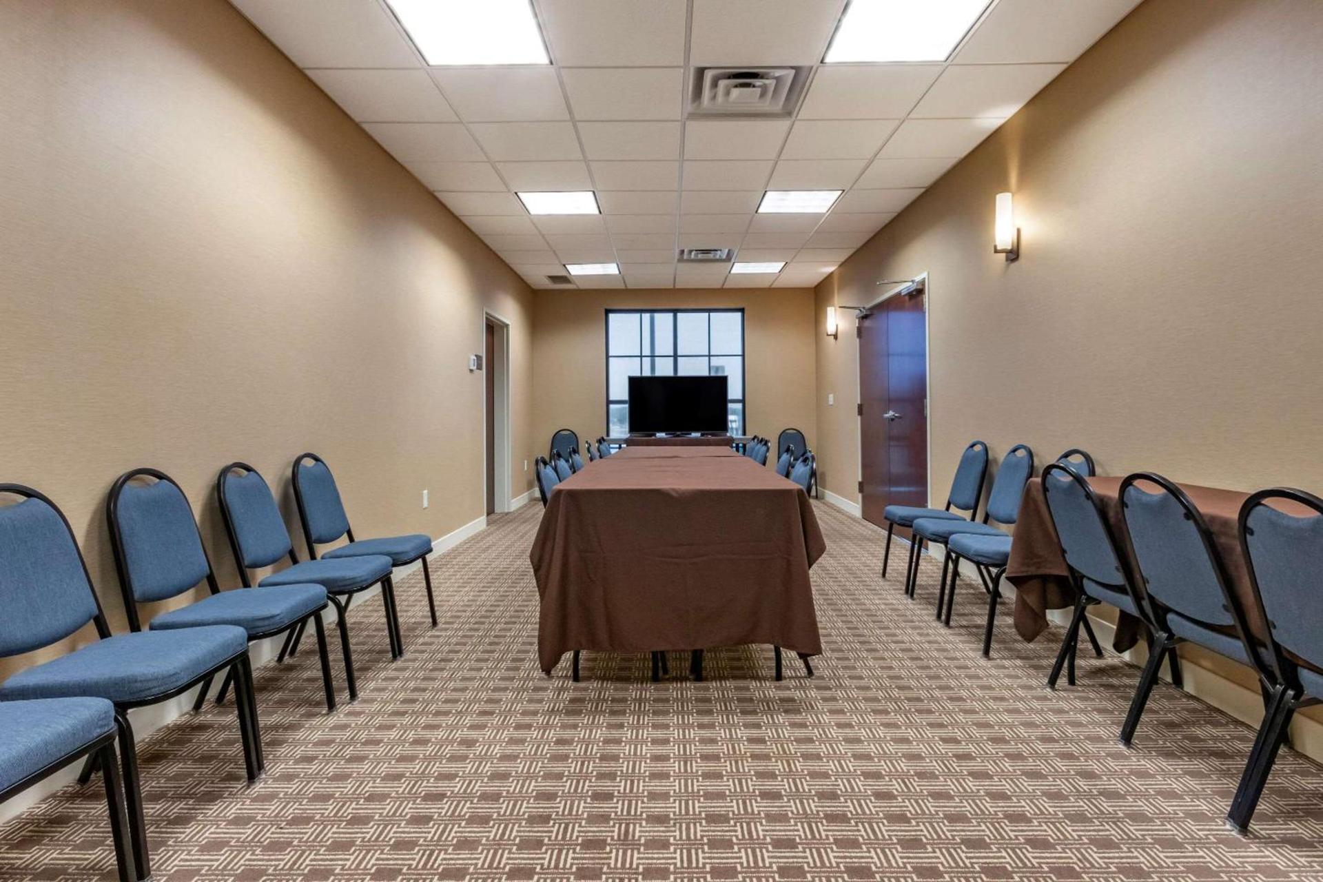 Comfort Suites Airport-University photo 27