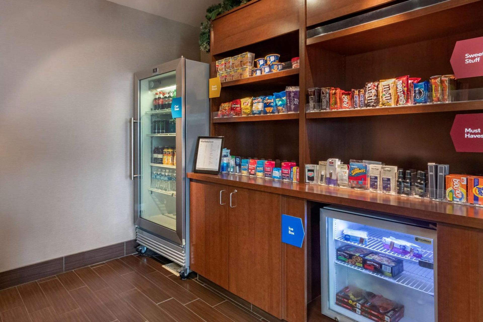 Comfort Suites Airport-University photo 31
